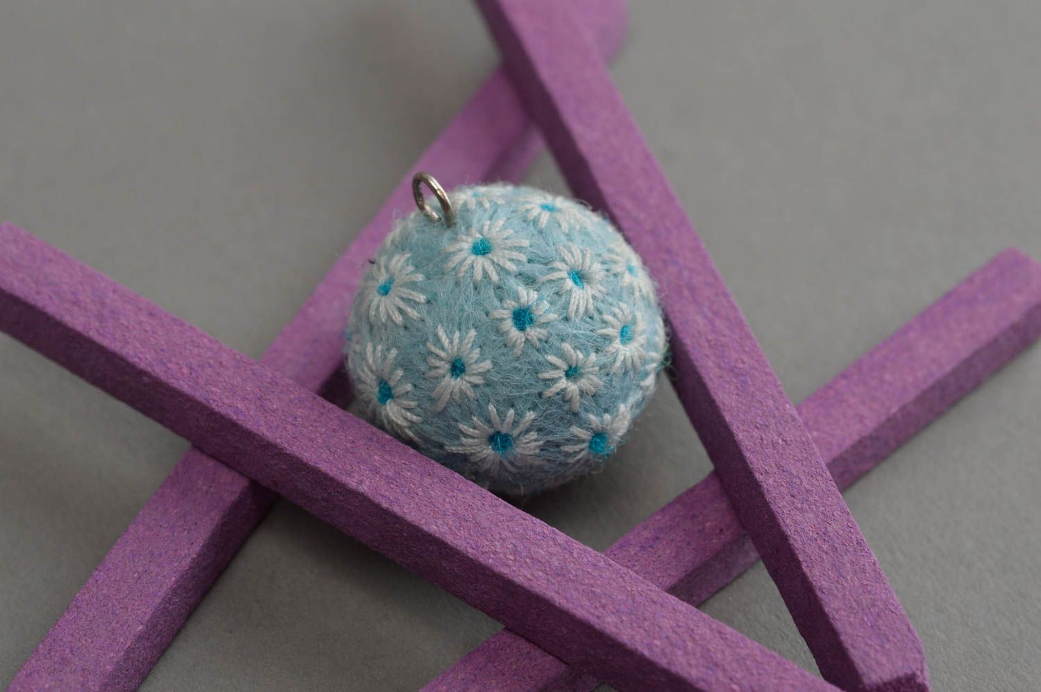 Pendentif boule bleu ciel à fleurs fait main en laine technique de feutrage photo 2