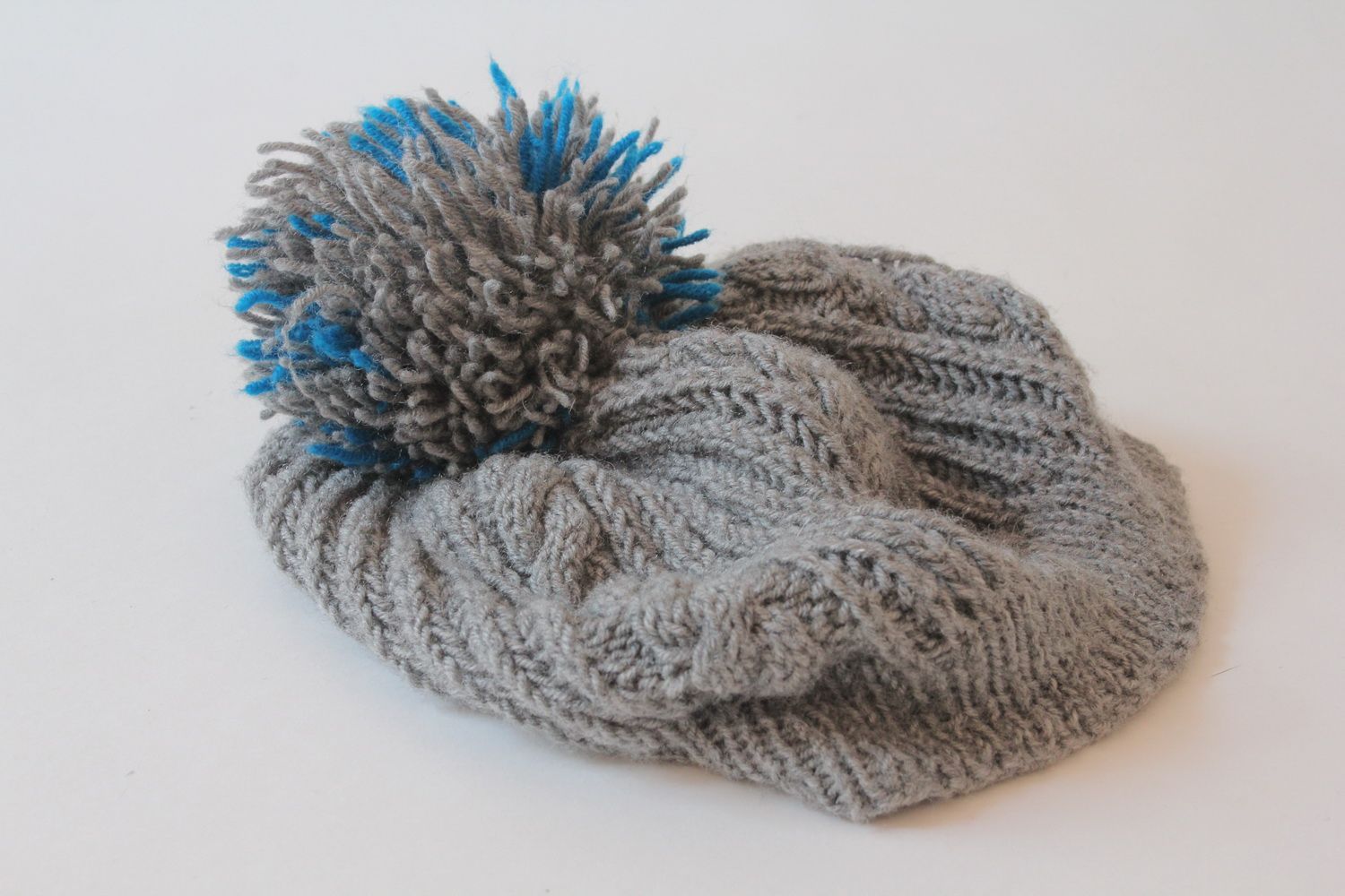 Bonnet tricoté avec pompon fait main photo 3