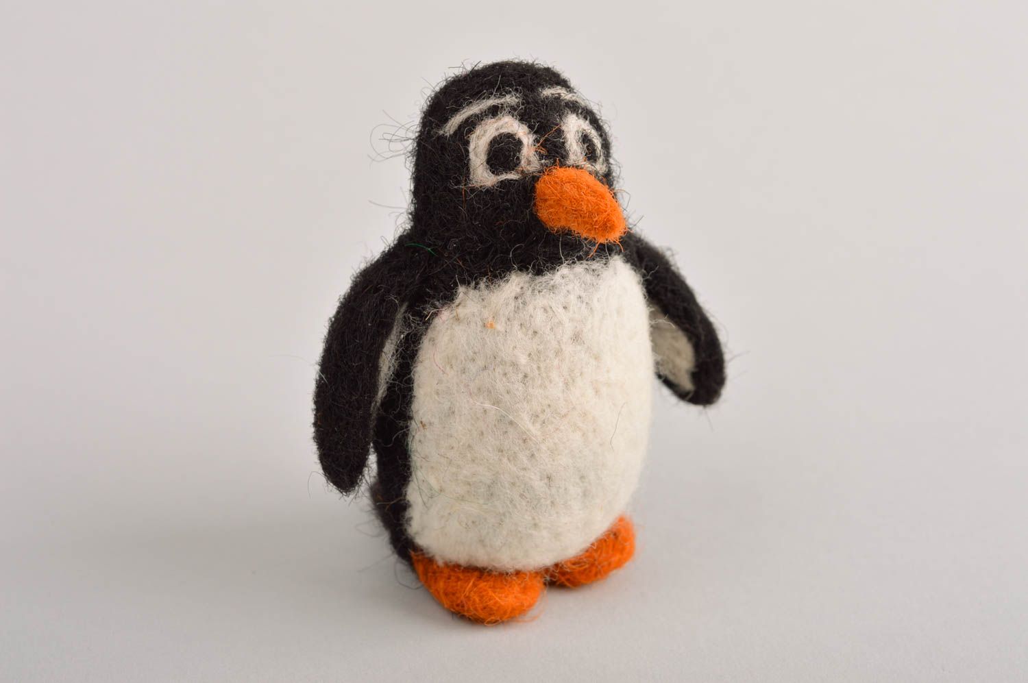Peluche pingouin Jouet fait main en laine feutrée original Cadeau pour enfant photo 2