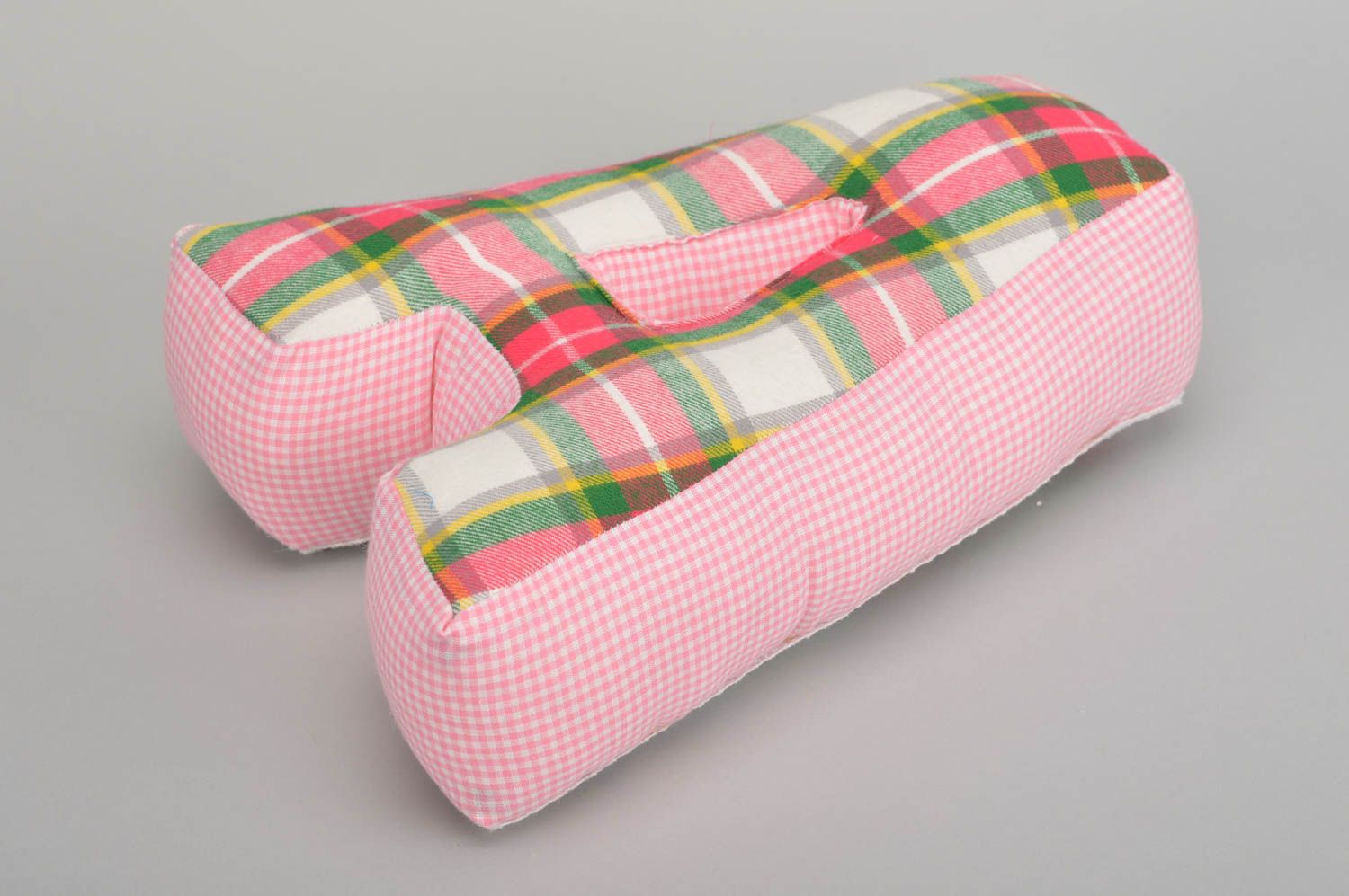 Интерьерная подушка в виде буквы А из хлопка ручной работы розовая в клеточку фото 5