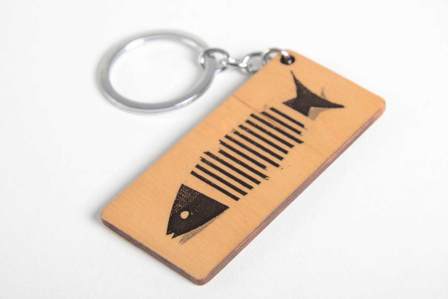 Porte-clés en bois fait main rectangulaire avec poisson Accessoire design photo 3