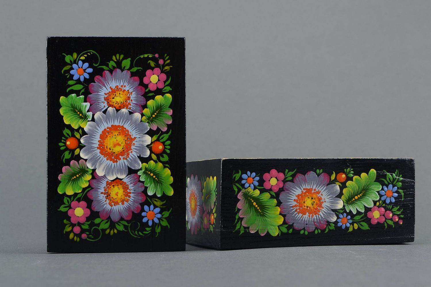 Holzschatulle mit ovalem Ausschnitt Sternblumen und Eichenblätter foto 3