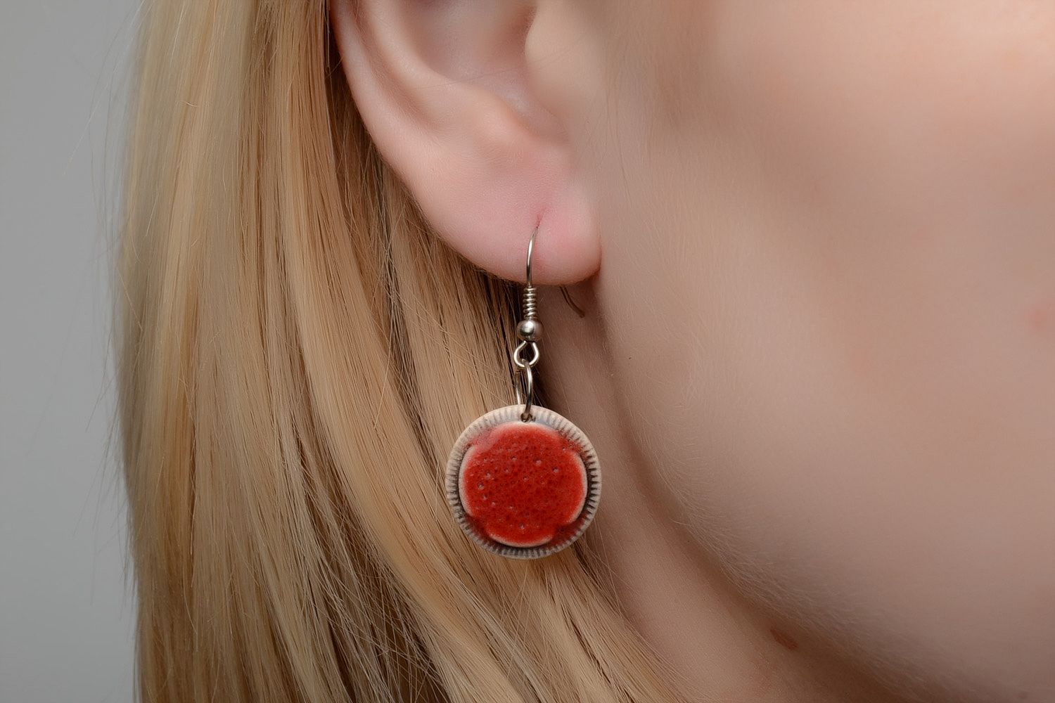 Originelle schöne runde handgemachte Ohrringe aus Ton mit Bedeckung von Emaillen  foto 2