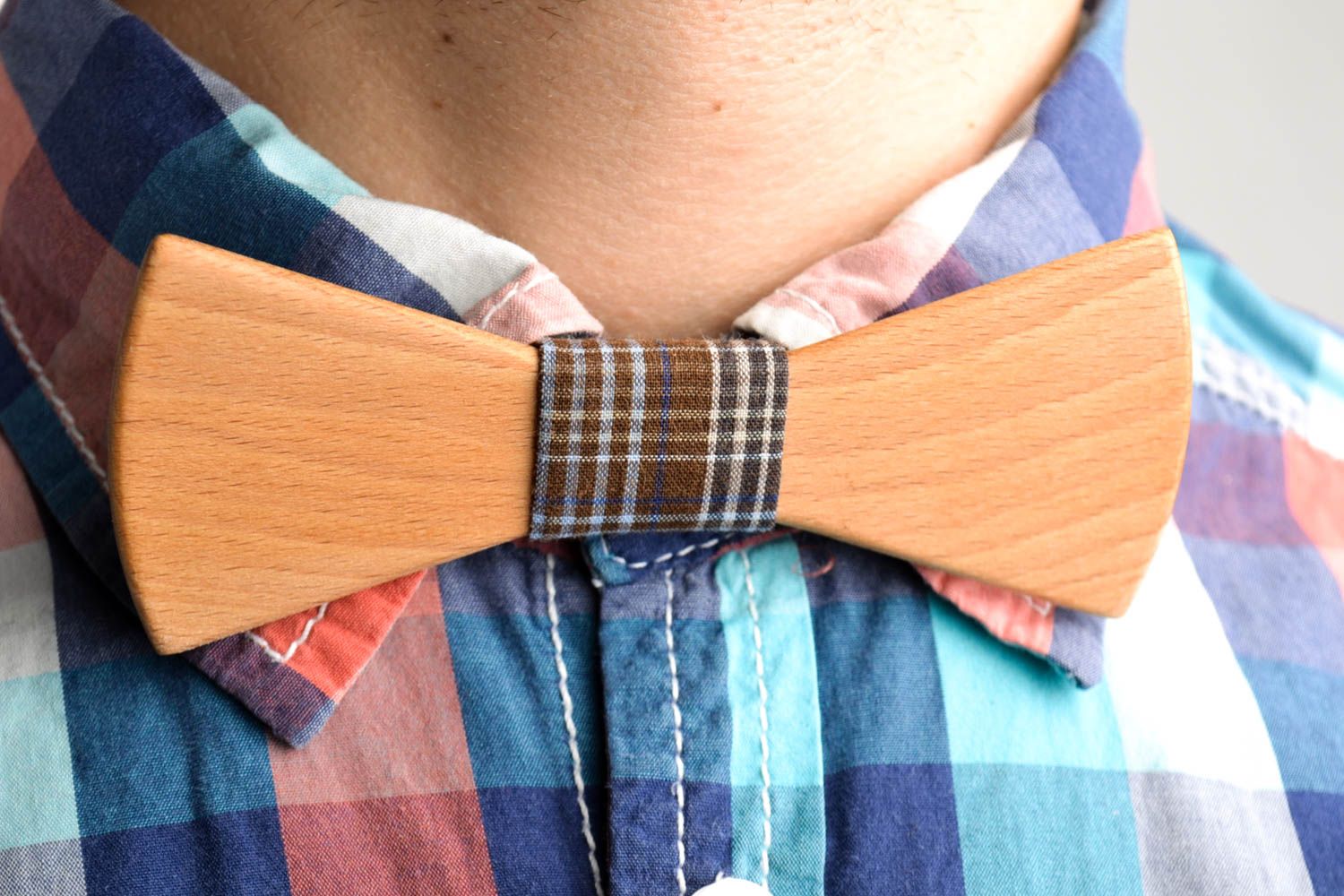 Corbata de lazo artesanal pajarita moderna accesorio unisex de madera de haya foto 1