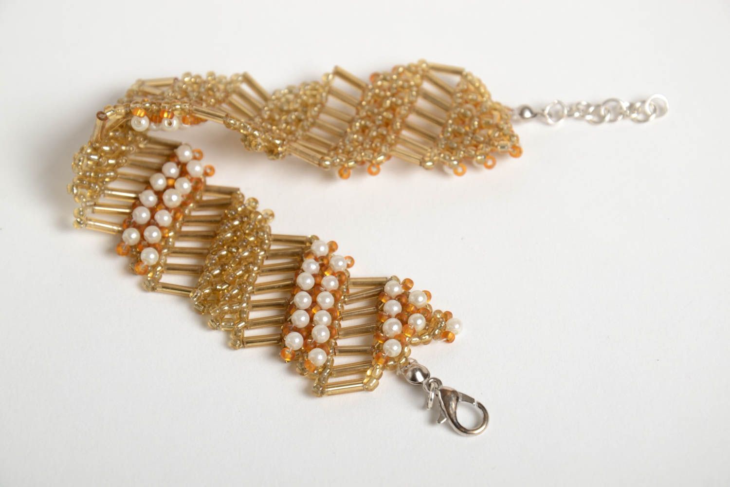 Bracelet beige Bijou fait main large en perles de rocaille Cadeau pour femme photo 3