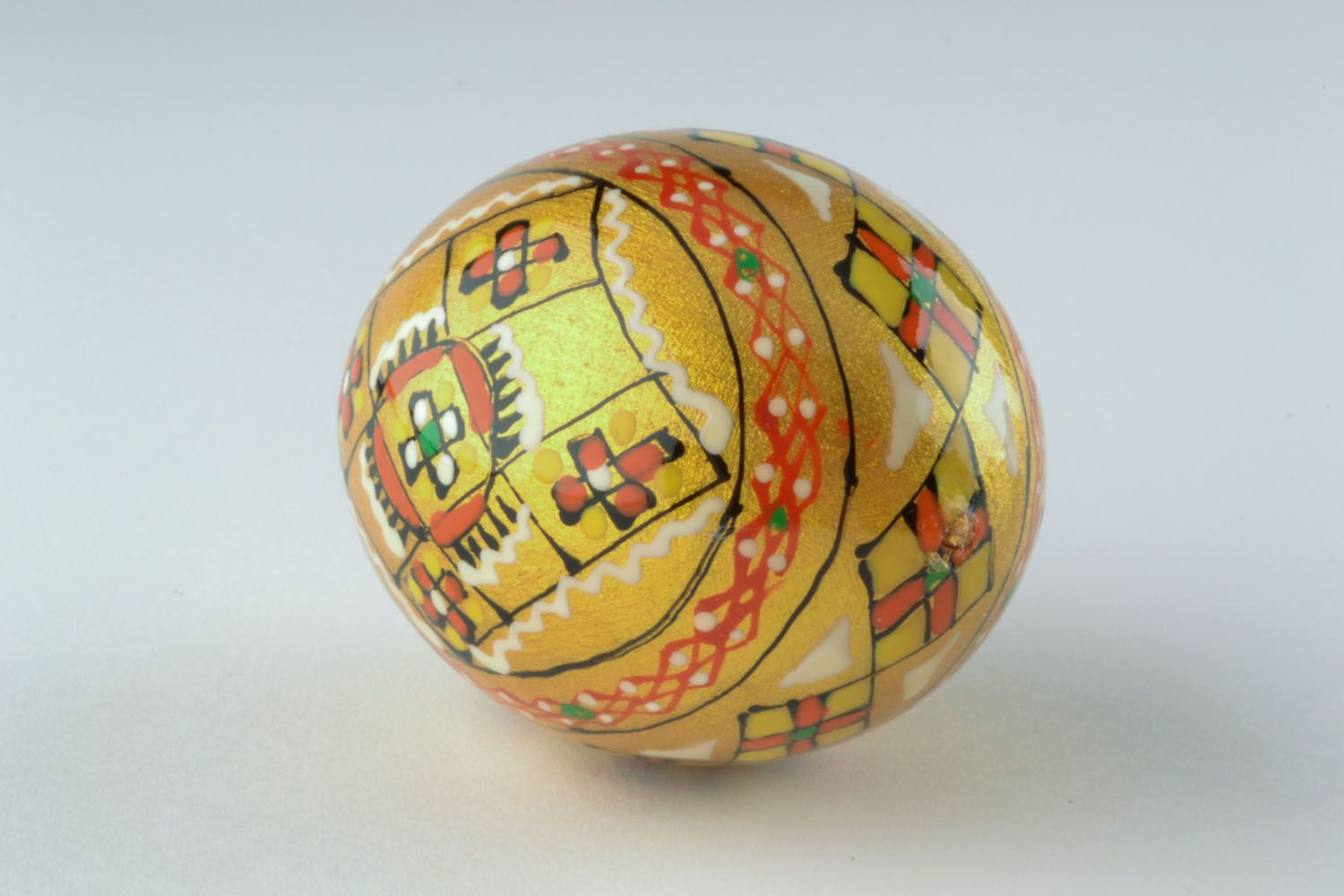 Huevo de Pascua de madera en gama de colores dorada foto 5