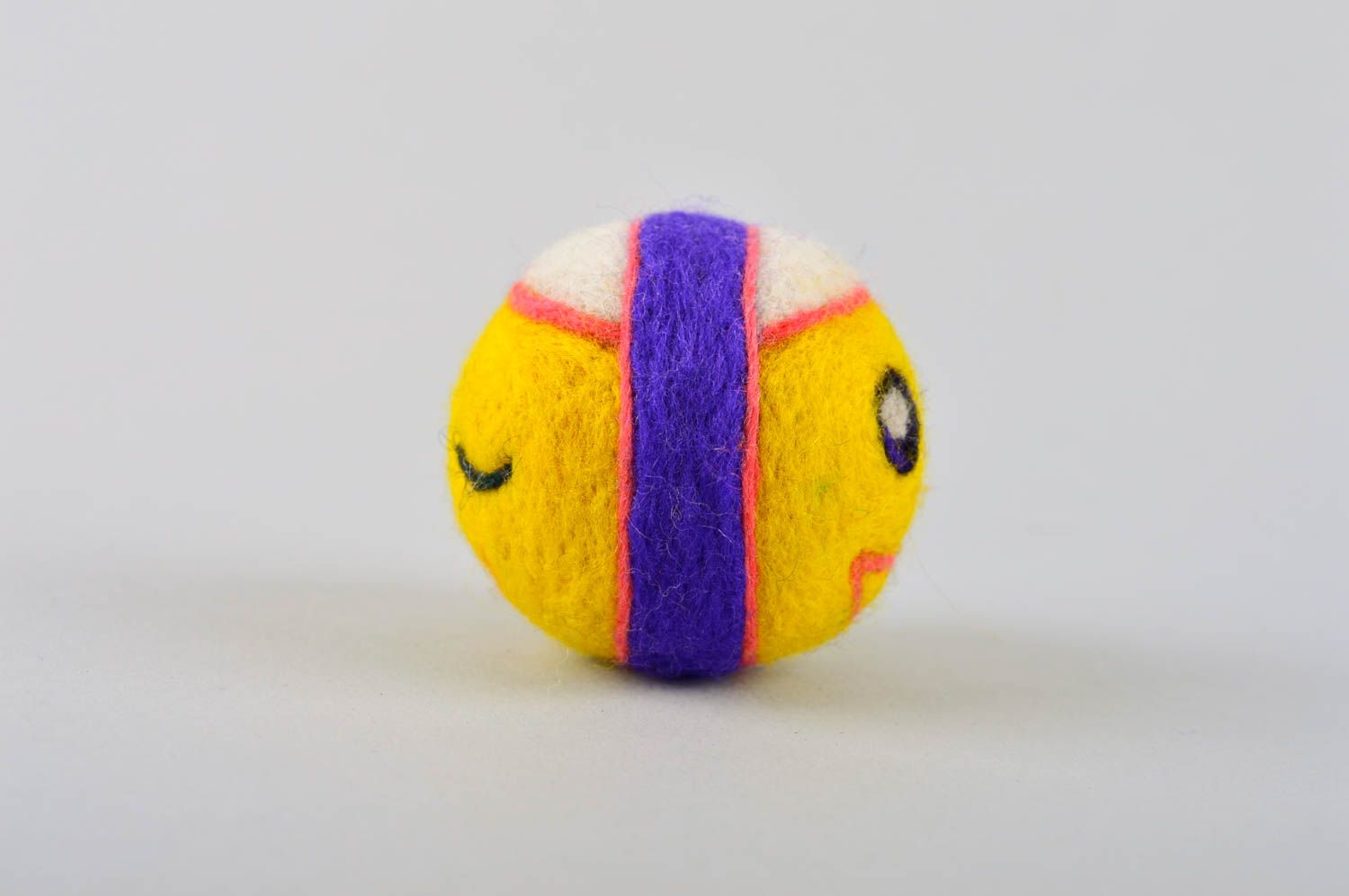 Handmade Smiley Kuscheltier Geschenk für Kinder aus Wolle kreatives Spielzeug  foto 4