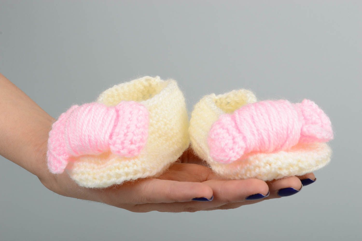 Chaussons bébé faits main Chaussures bébé blancs avec noeuds Vêtement bébé photo 3