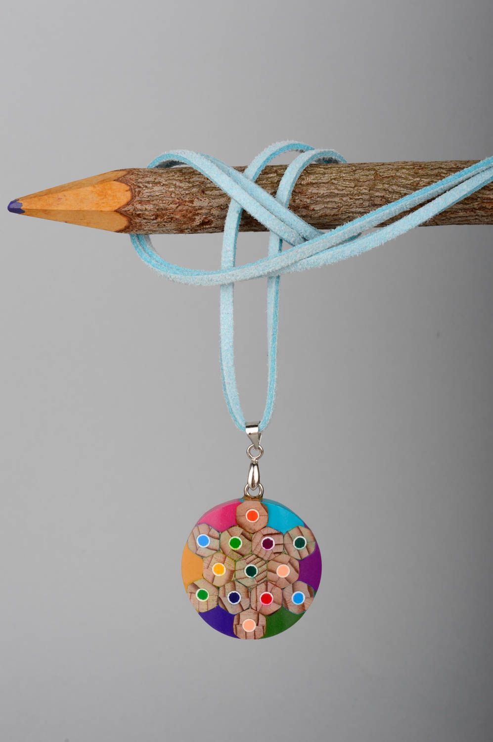 Pendentif rond Bijou fait main multicolore argile crayons Accessoire femme photo 1