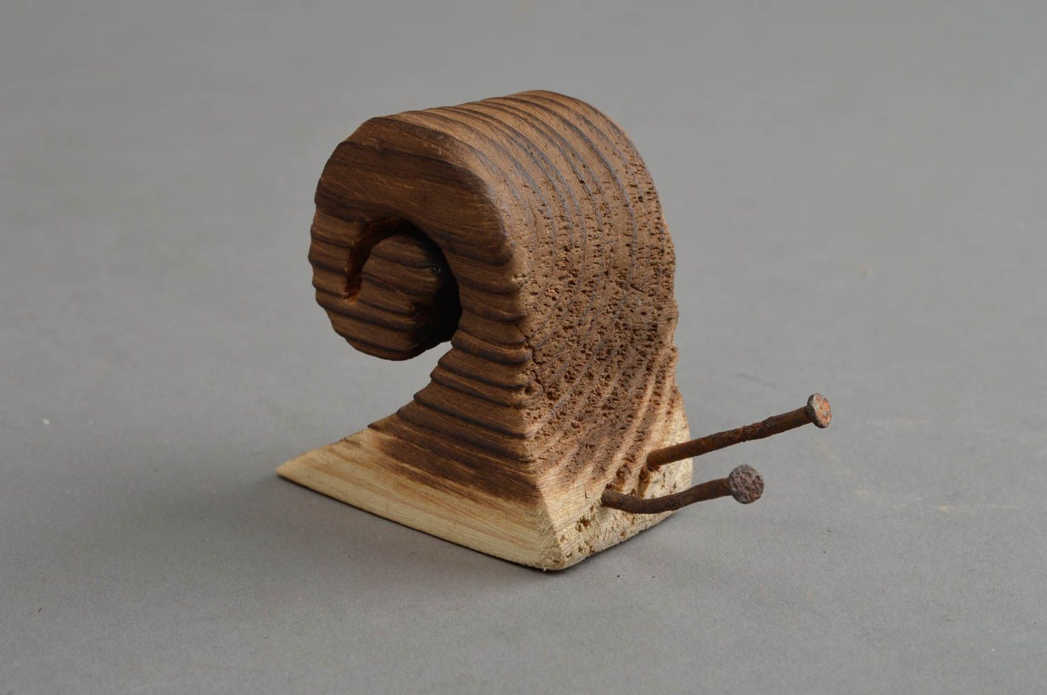 Figurine escargot en bois de pin naturel faite main décorative de petite taille photo 3
