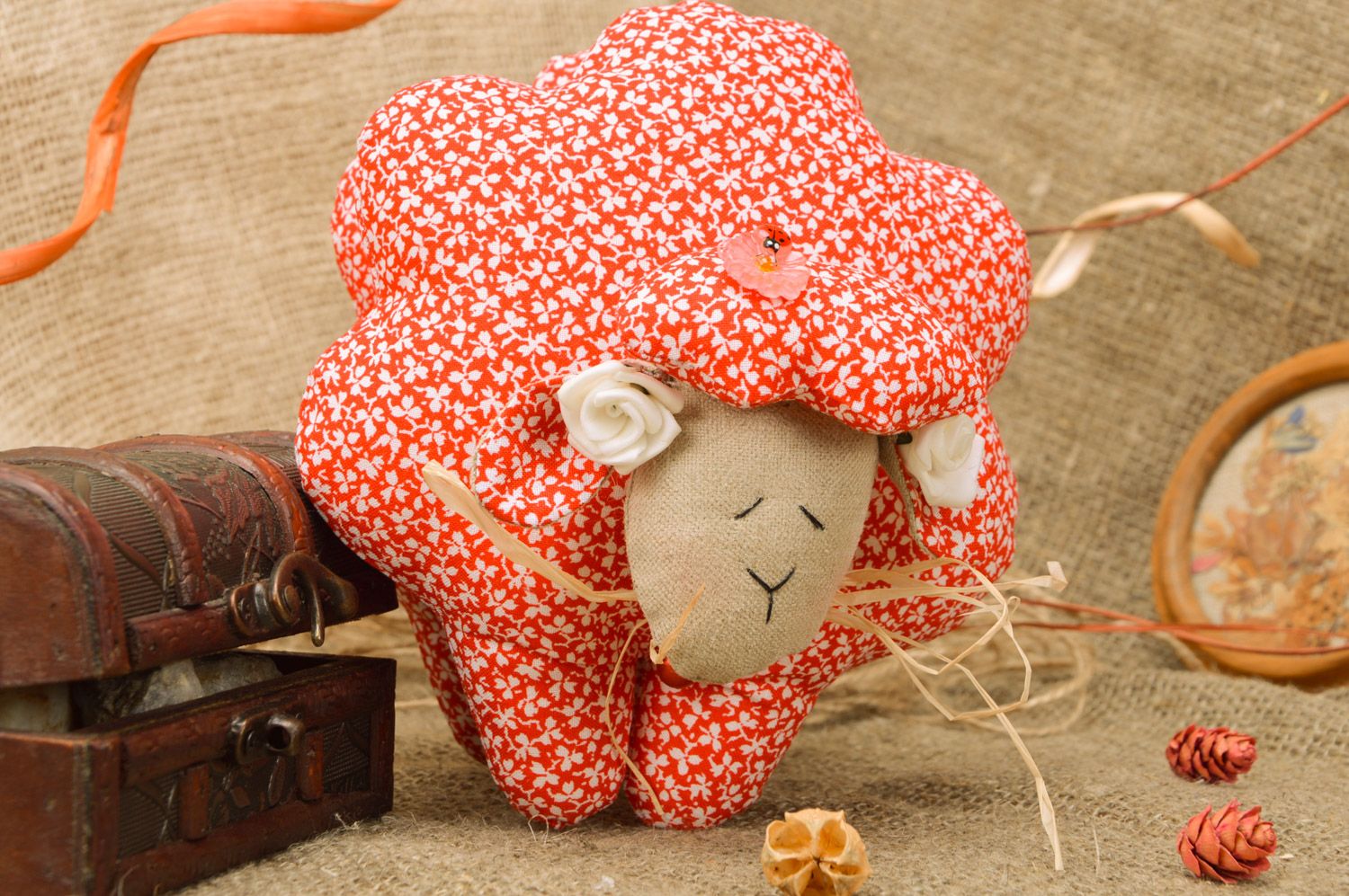 Petite peluche décorative en tissu faite main en forme de mouton rouge photo 1