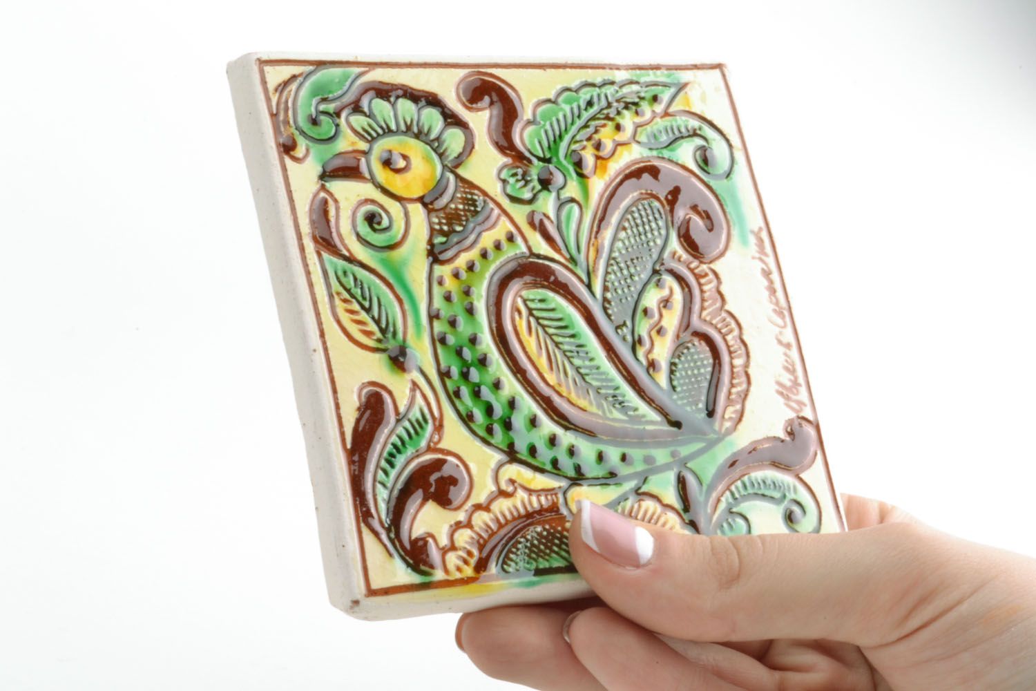 Azulejo de cerâmica artesanal pintado com tintas naturais em estilo étnico foto 2