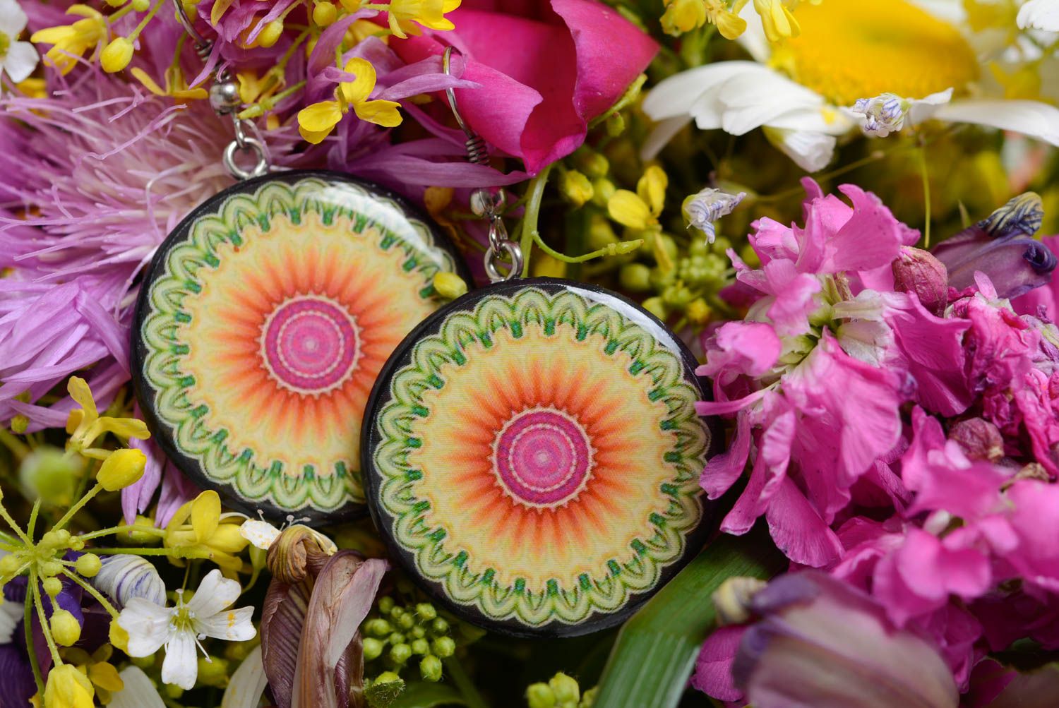 Boucles d'oreilles rondes en pâte polymère faites main multicolores hippie photo 1