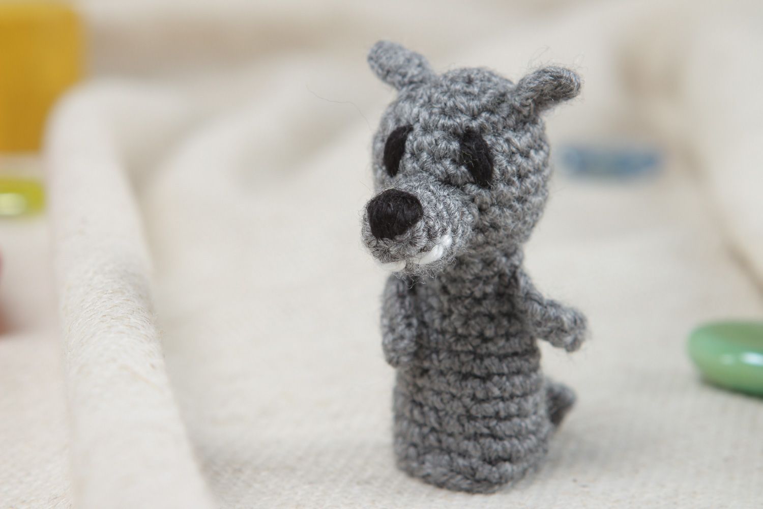 Marionnette à doigt faite main tricotée au crochet originale Loup gris photo 4