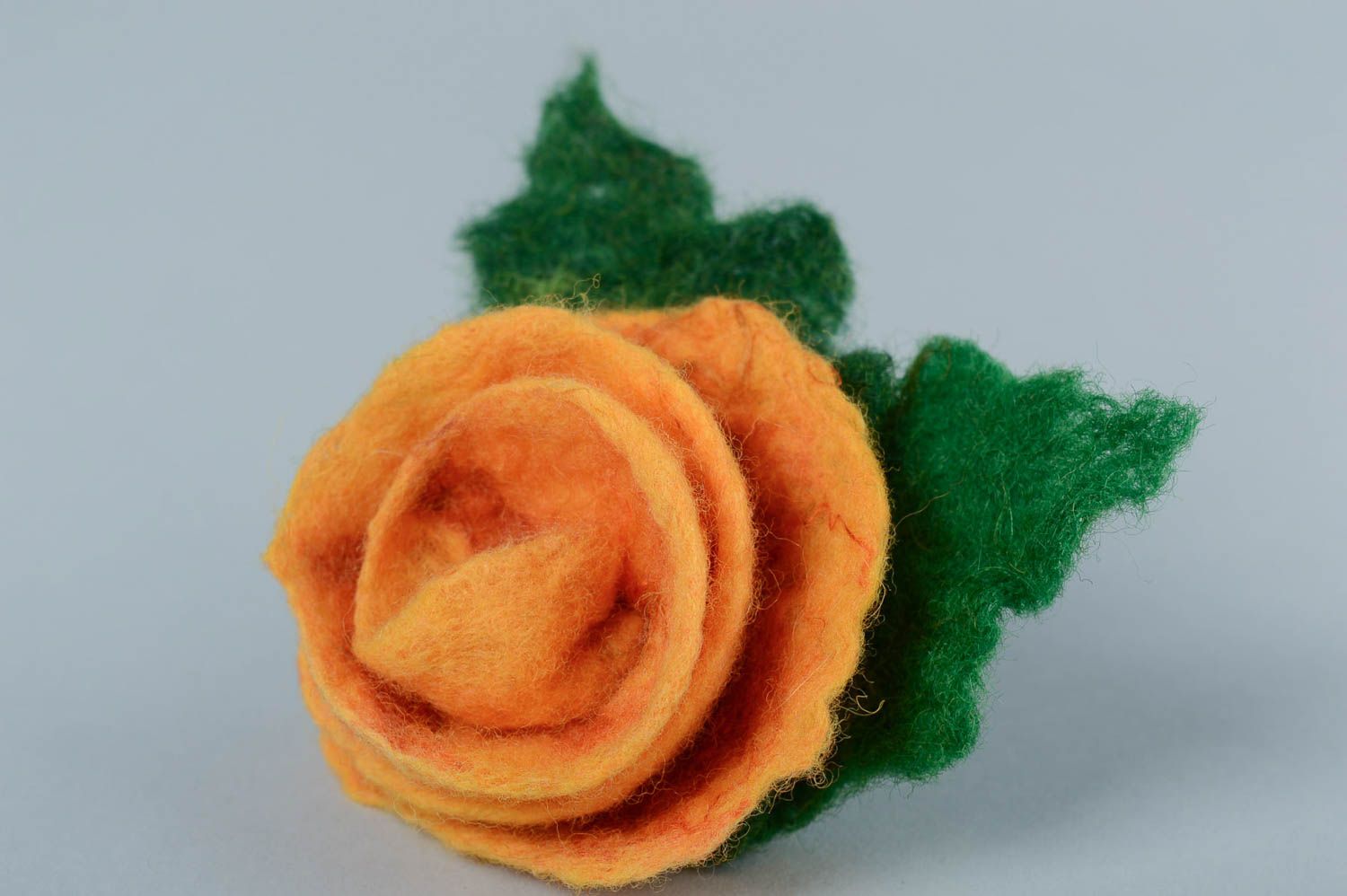 Брошь в технике валяния из шерсти в виде цветка нежная роза оранжевая хэнд мейд  фото 2