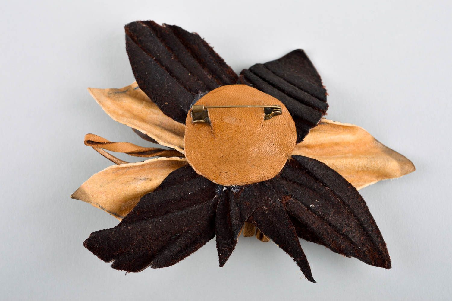 Broche fleur Bijou fantaisie fait main Accessoire en cuir et perles de rocaille photo 2