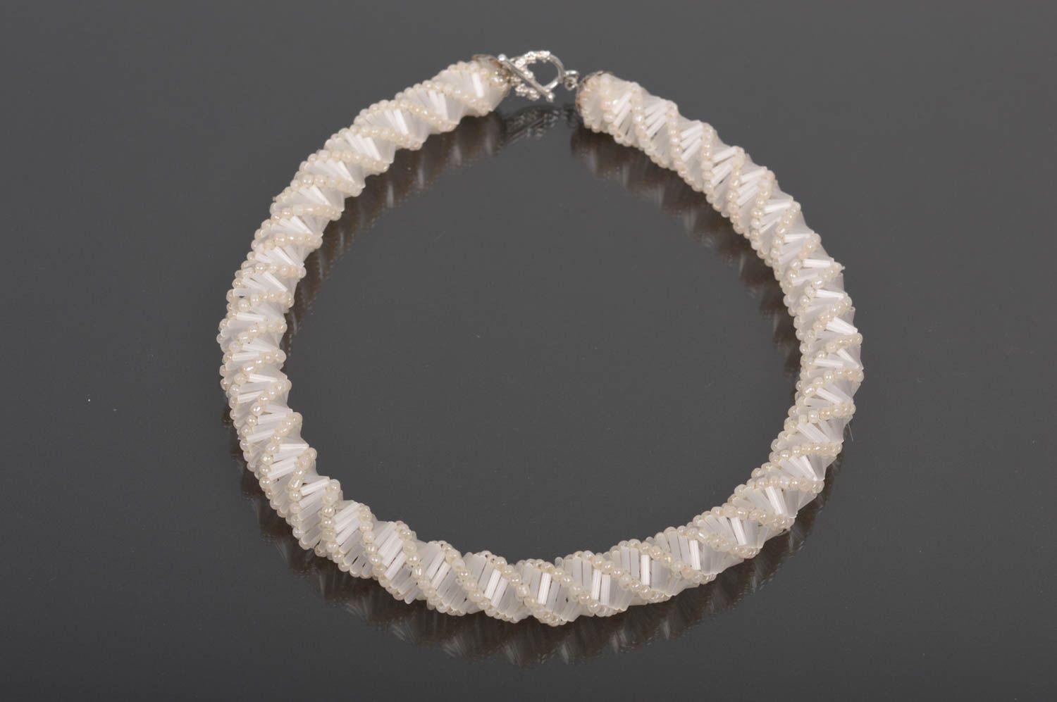 Collier spirale Bijou fait main blanc en perles de rocaille Cadeau femme photo 1
