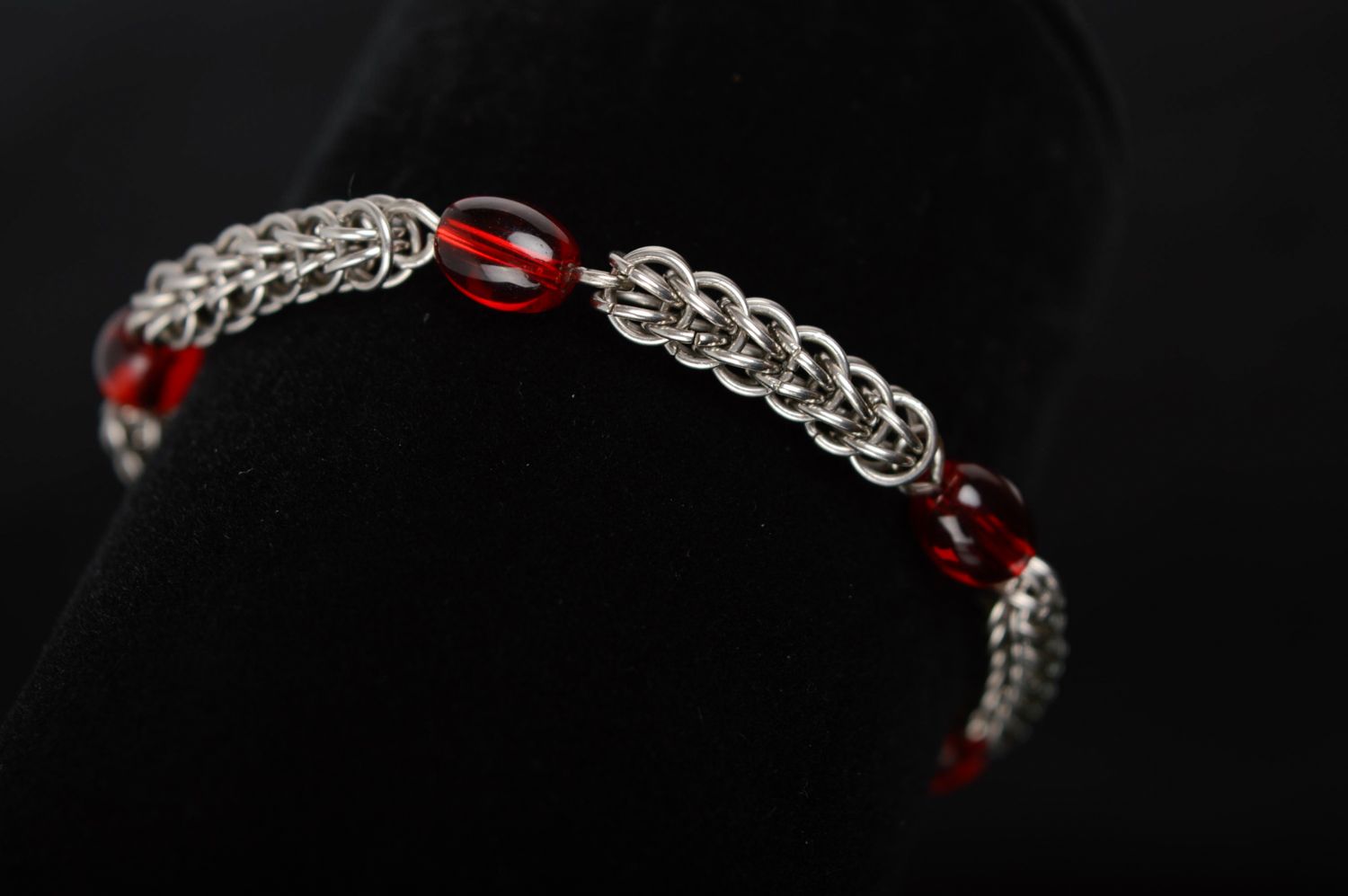 Bracelet à mailles avec perles de verre rouge photo 3