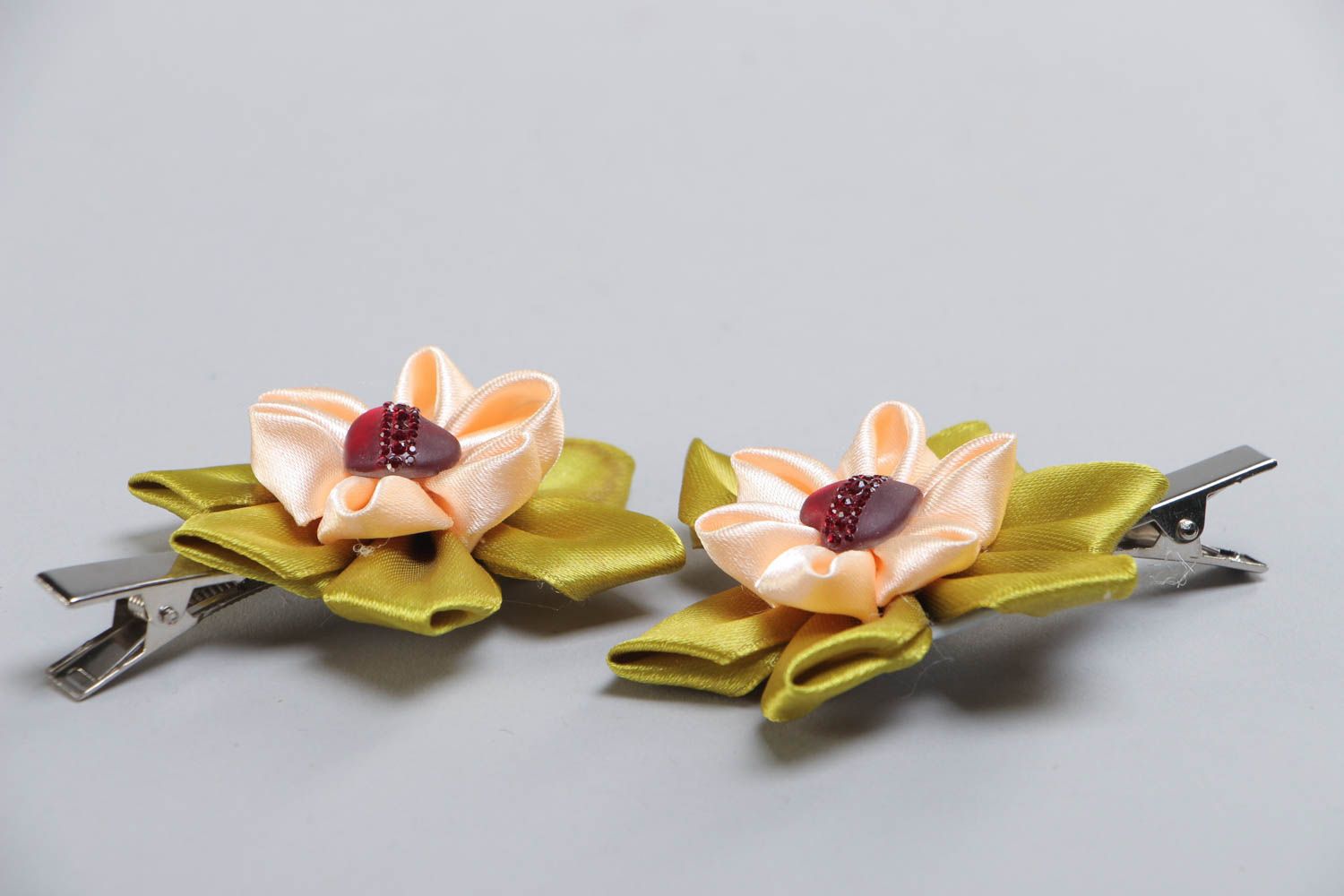 Set of handmade satin ribbon flower hair clips 2 pieces photo 3