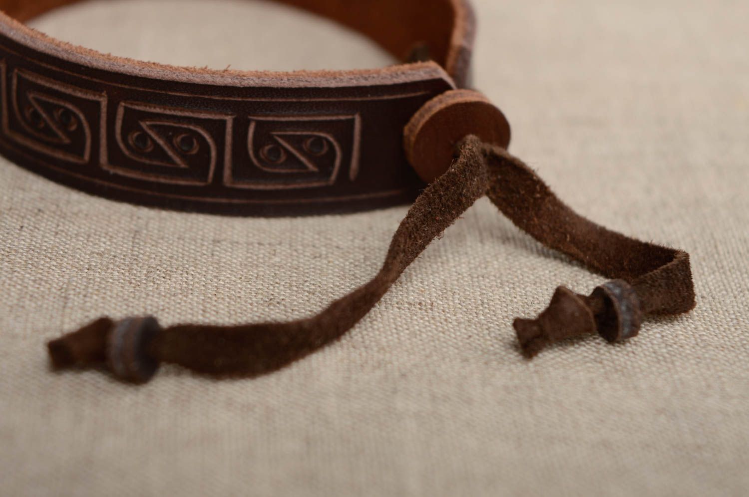 Bracelet en cuir naturel marron avec ornement sculpté fait main design photo 3