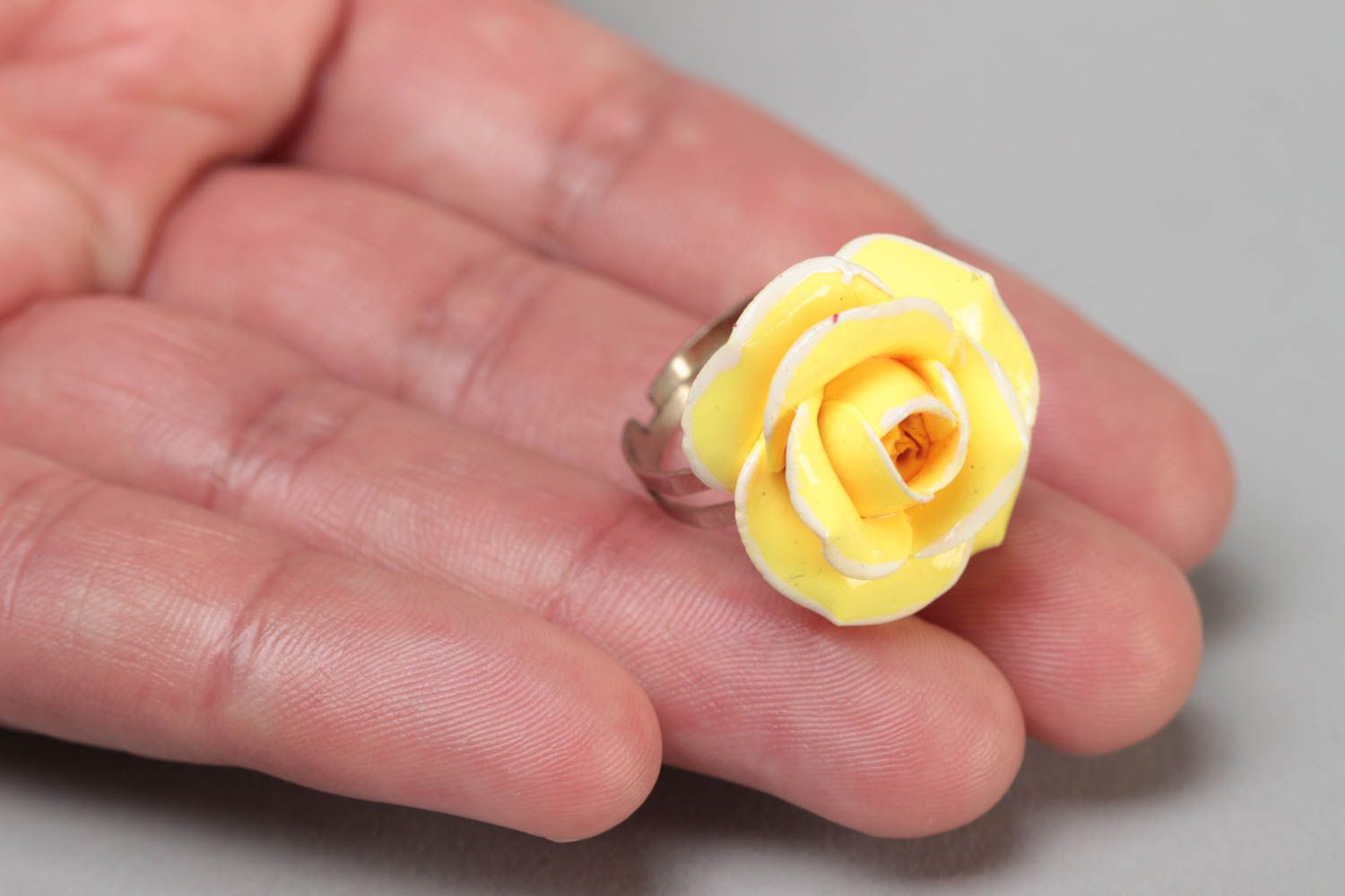 Кольцо из полимерной глины ручной работы с регулируемым размером Желтая роза фото 5