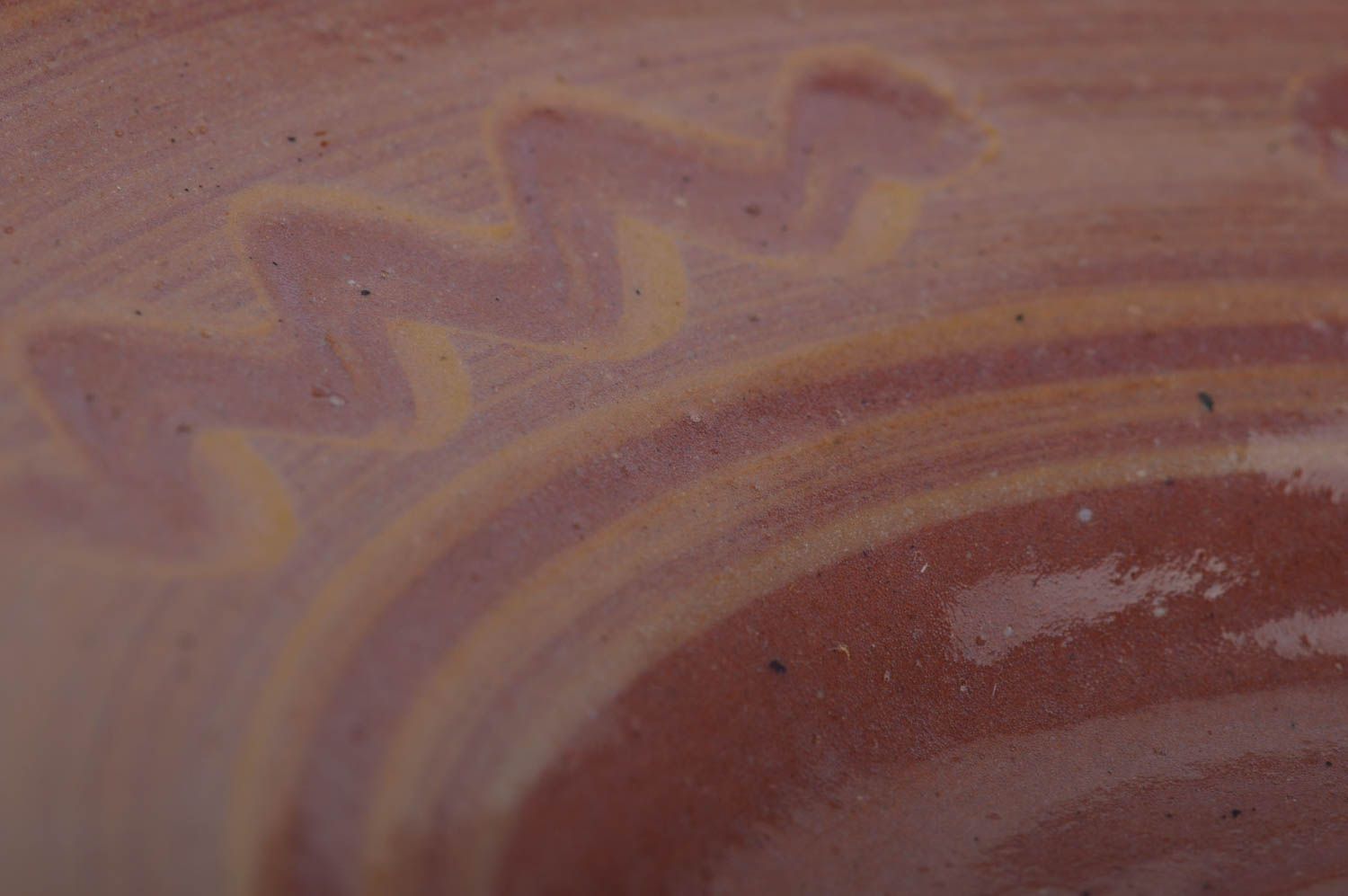 Декоративная тарелка из красной глины расписанная глазурью ручной работы фото 3