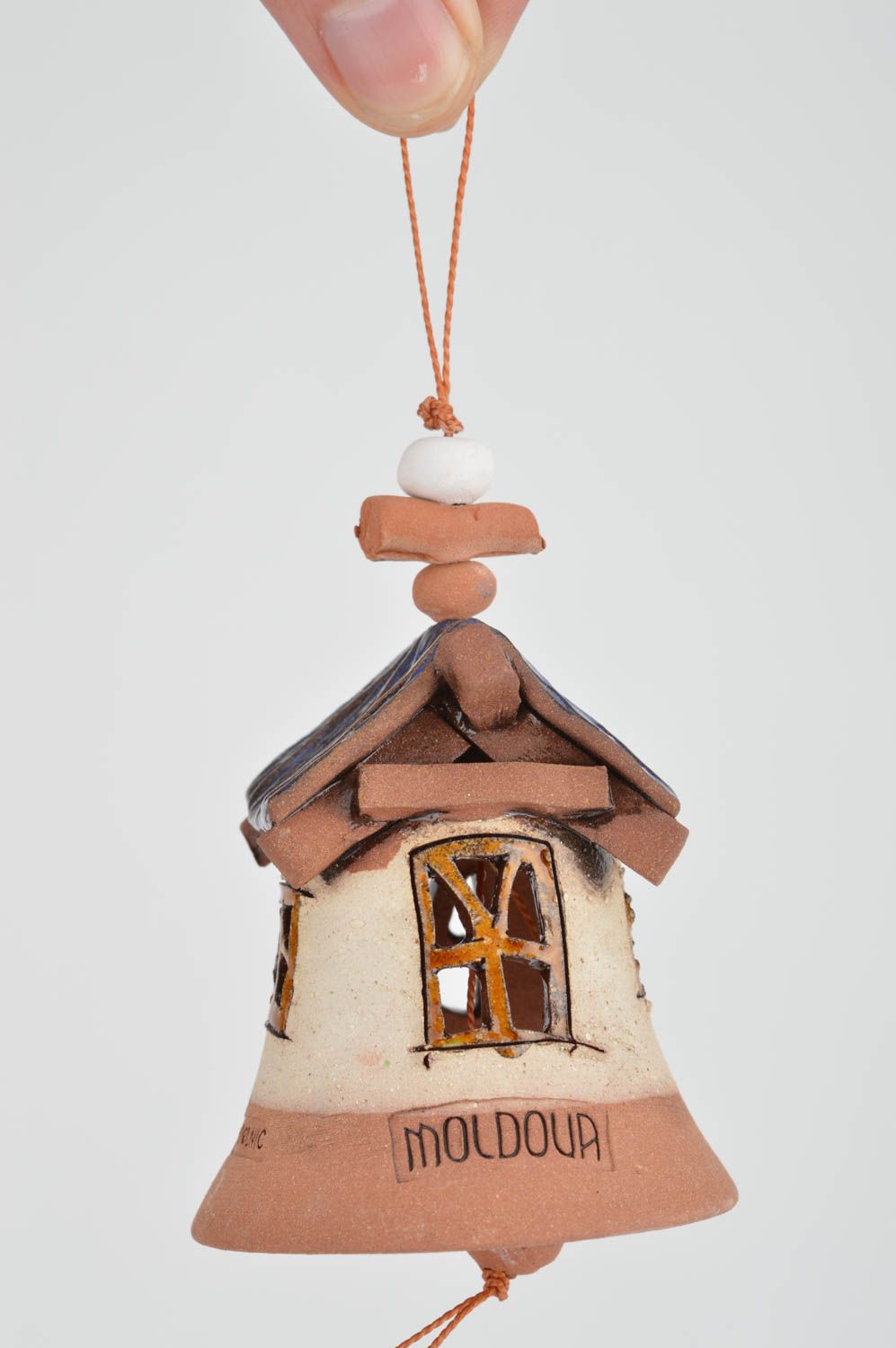 Авторский керамический колокольчик в виде домика разноцветный ручной работы фото 3