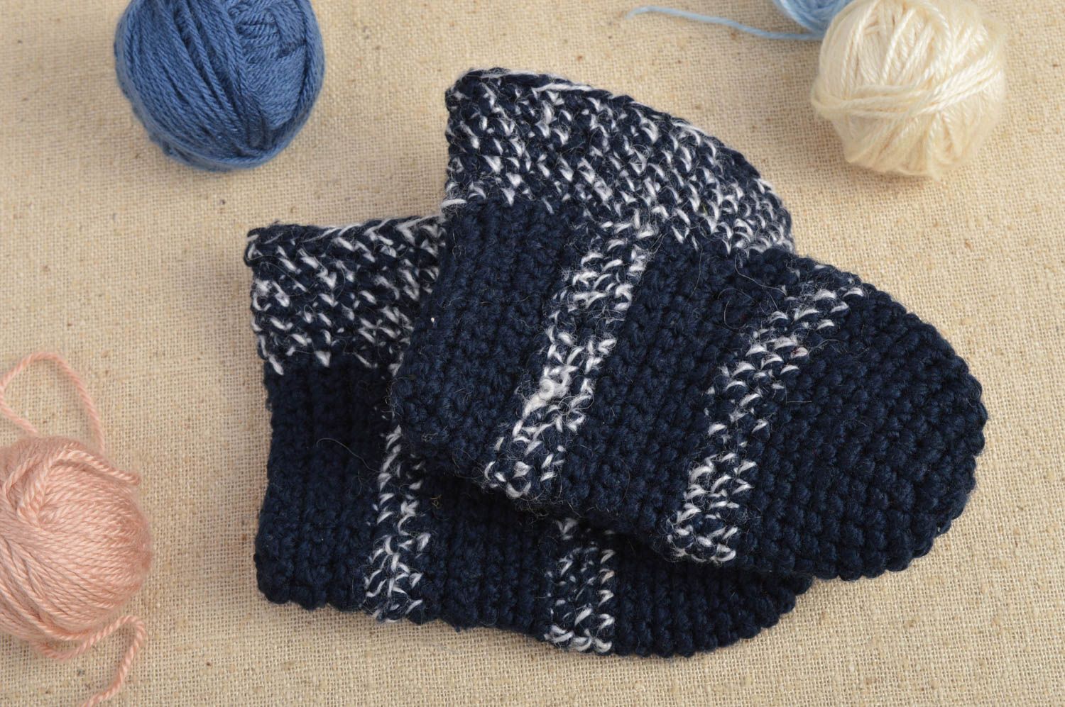 Chaussons bébé fait main Pantoufles tricot bleu foncé chauds Vêtement bébé photo 1