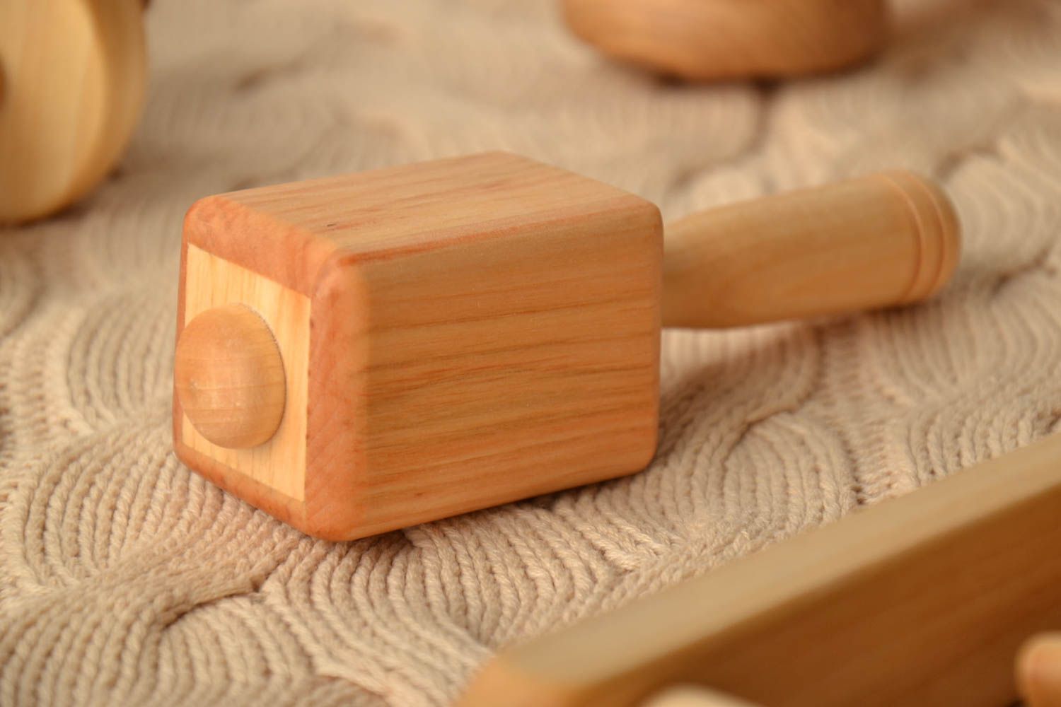 Juguete de madera con forma de sonajero foto 1