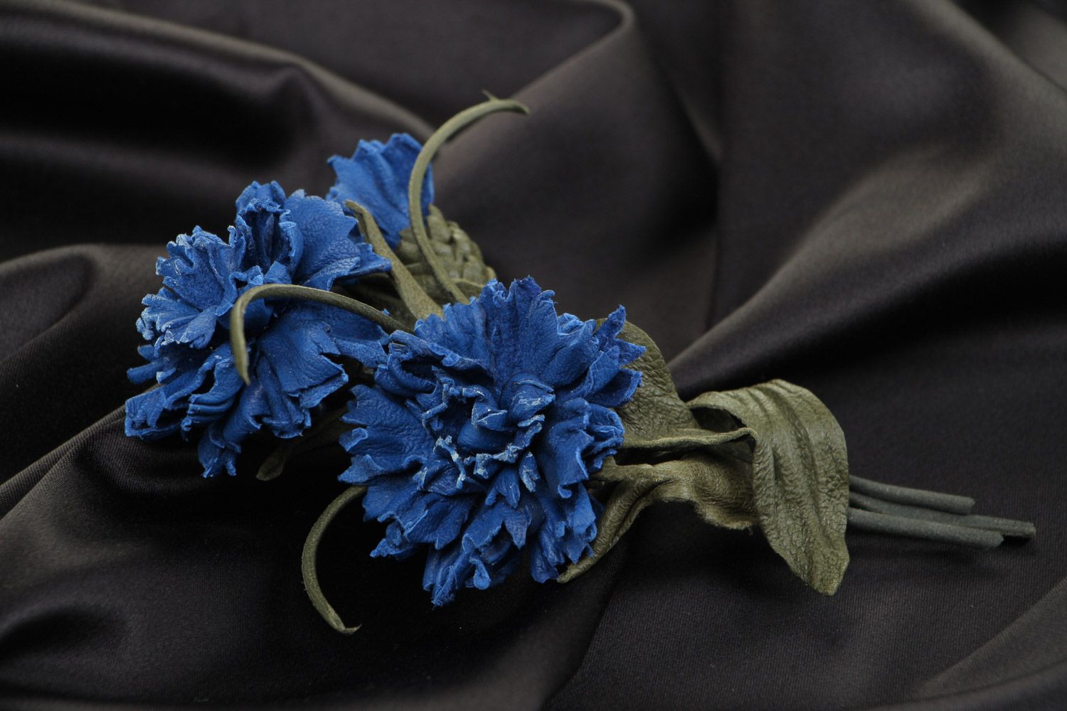 Schöne künstlerische handmade blaue Brosche aus Leder in Form der Flockenblumen foto 2