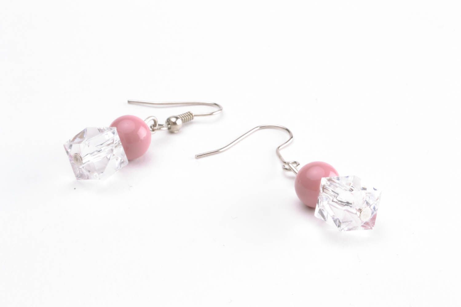 Boucles d'oreilles avec perles de verre roses photo 4