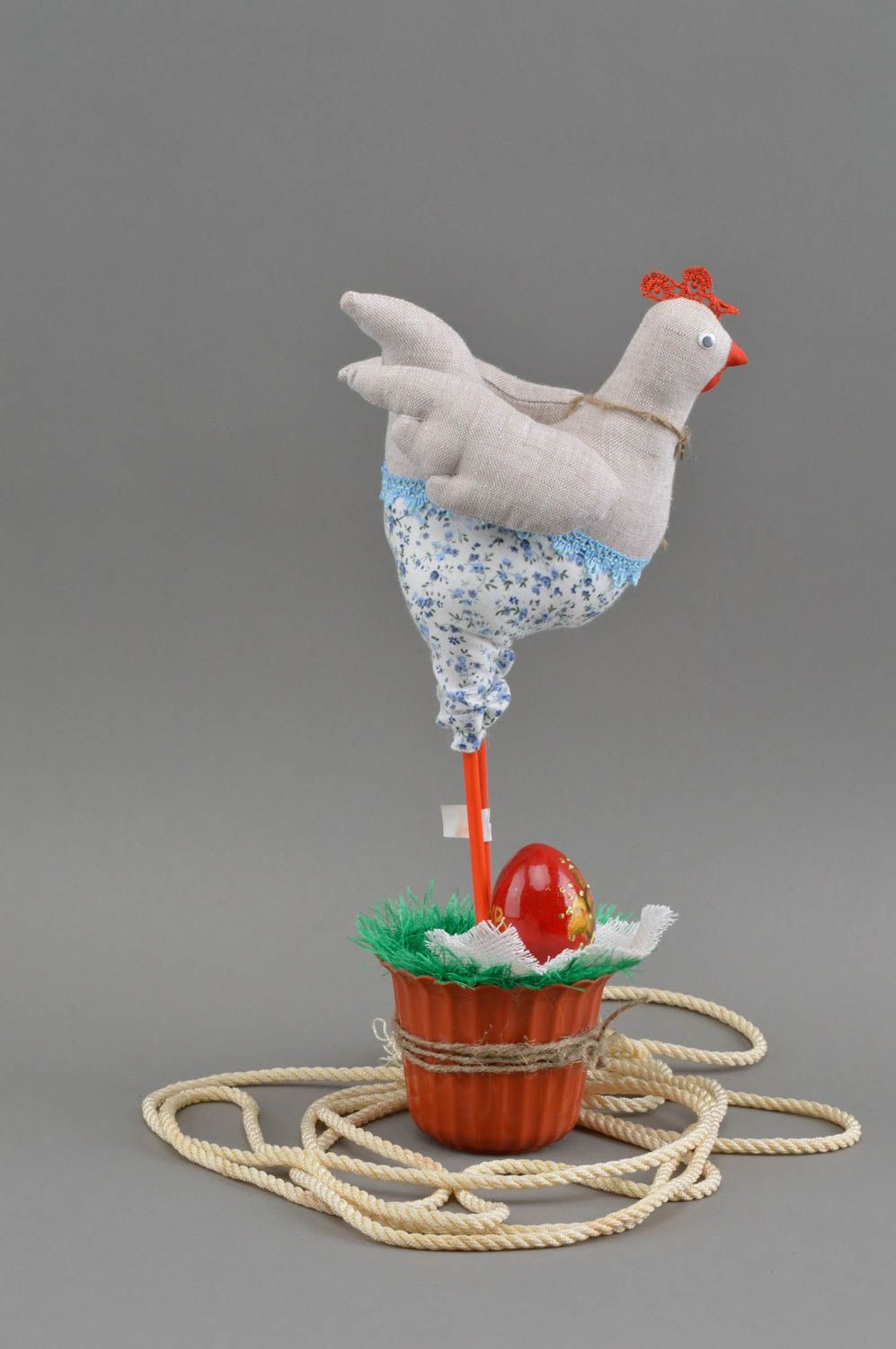 Интерьерная игрушка в виде курицы с расписным яичком ручной работы пасхальная фото 2