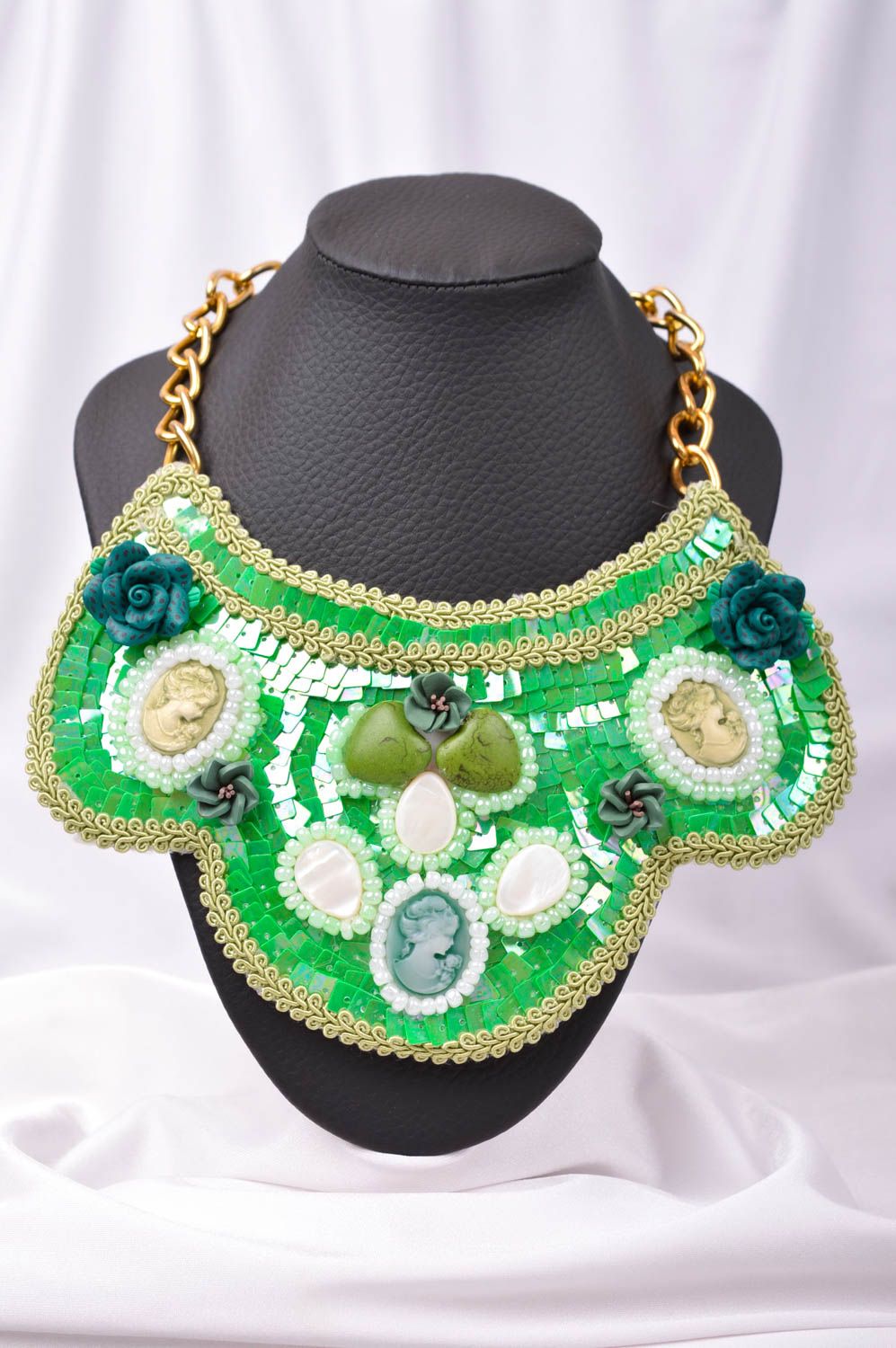 Колье ручной работы колье с бусинами зеленое крупное ожерелье с камеей фото 1