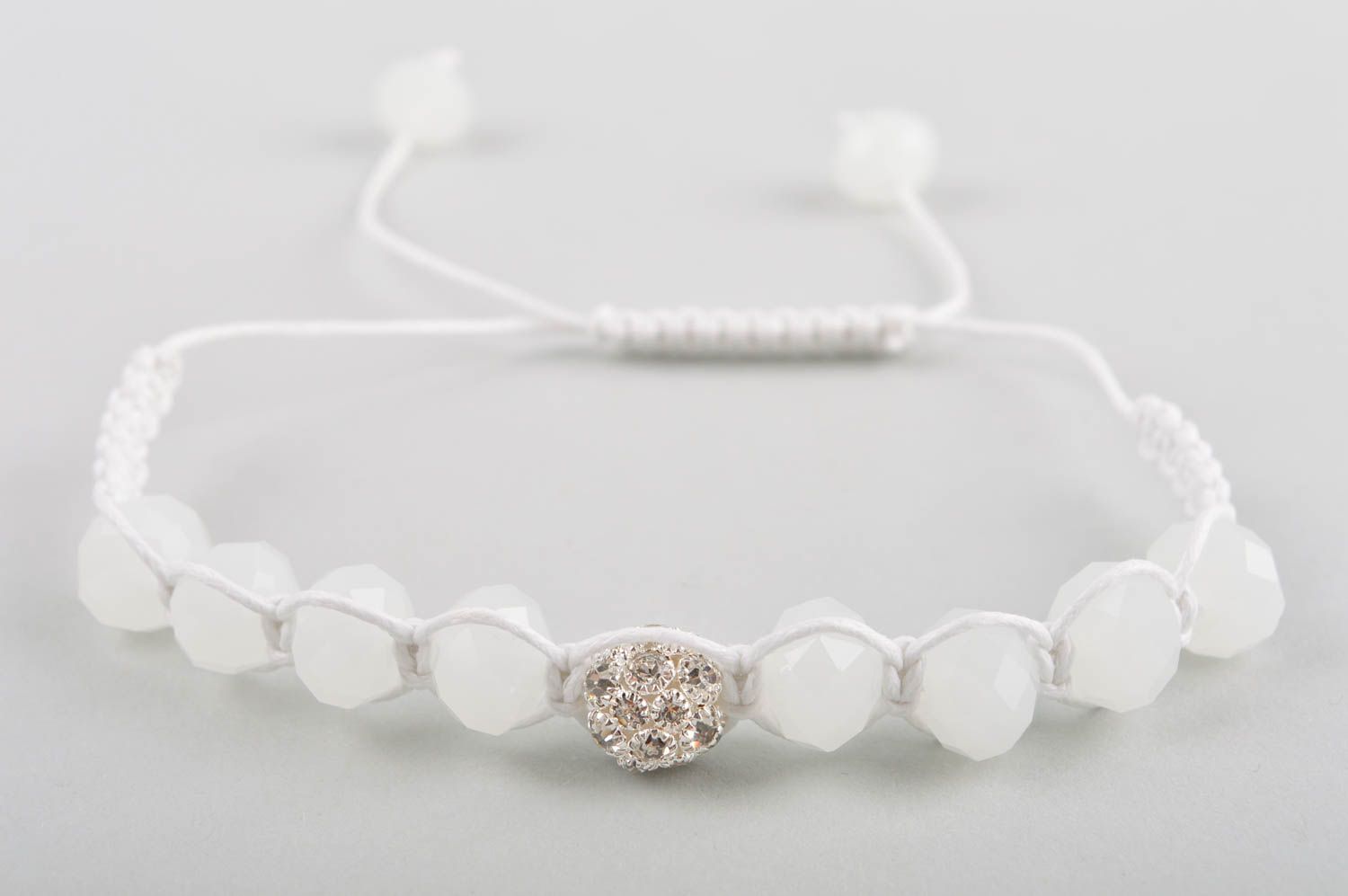 Bracelet fantaisie Bijou fait main blanc avec cristaux Accessoire femme photo 2