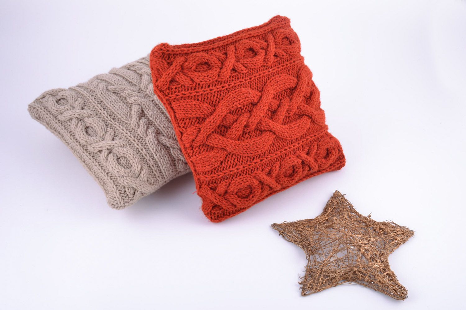 Deux petites housses de coussins tricotées mi-laine rouge et beige faites main photo 1
