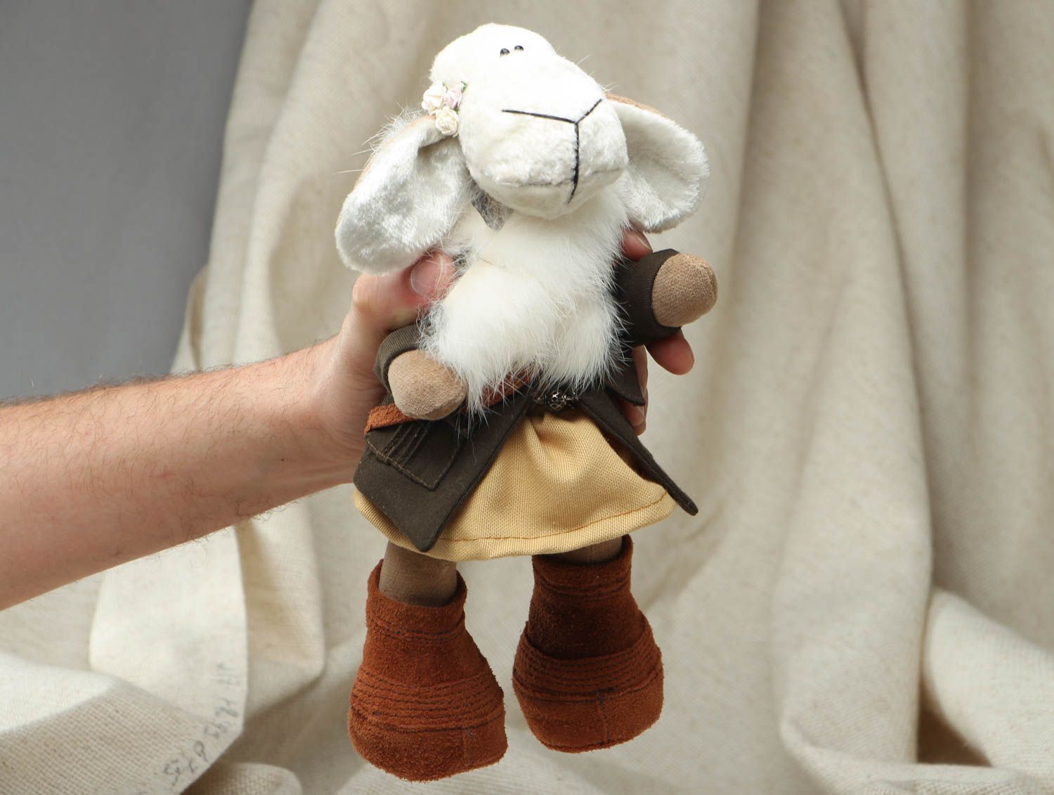 Мягкая игрушка ручной работы в виде овечки Она фото 4