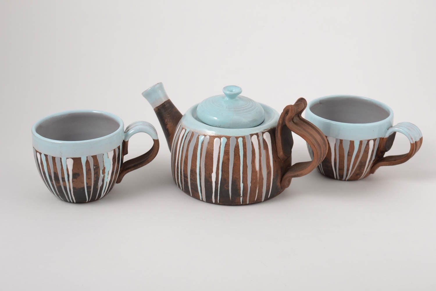 Tetera de cerámica y tazas artesanales utensilios de cocina vajilla moderna foto 2