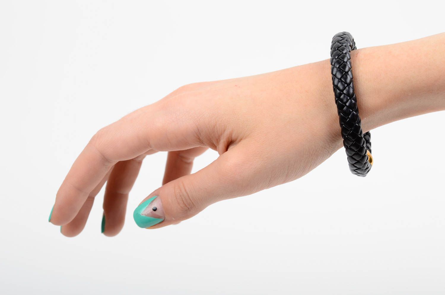 Bracelet noir en cuir artificiel tressé avec fermoir aimanté fait main photo 3