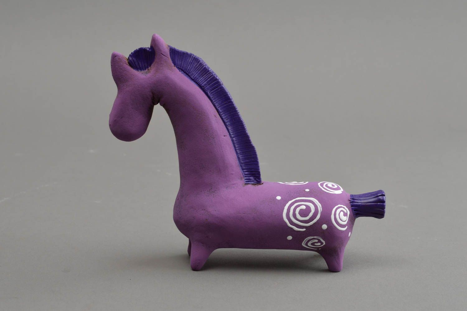 Originelle keramische Figur Pferd mit Bemalung lila künstlerische Handarbeit foto 5
