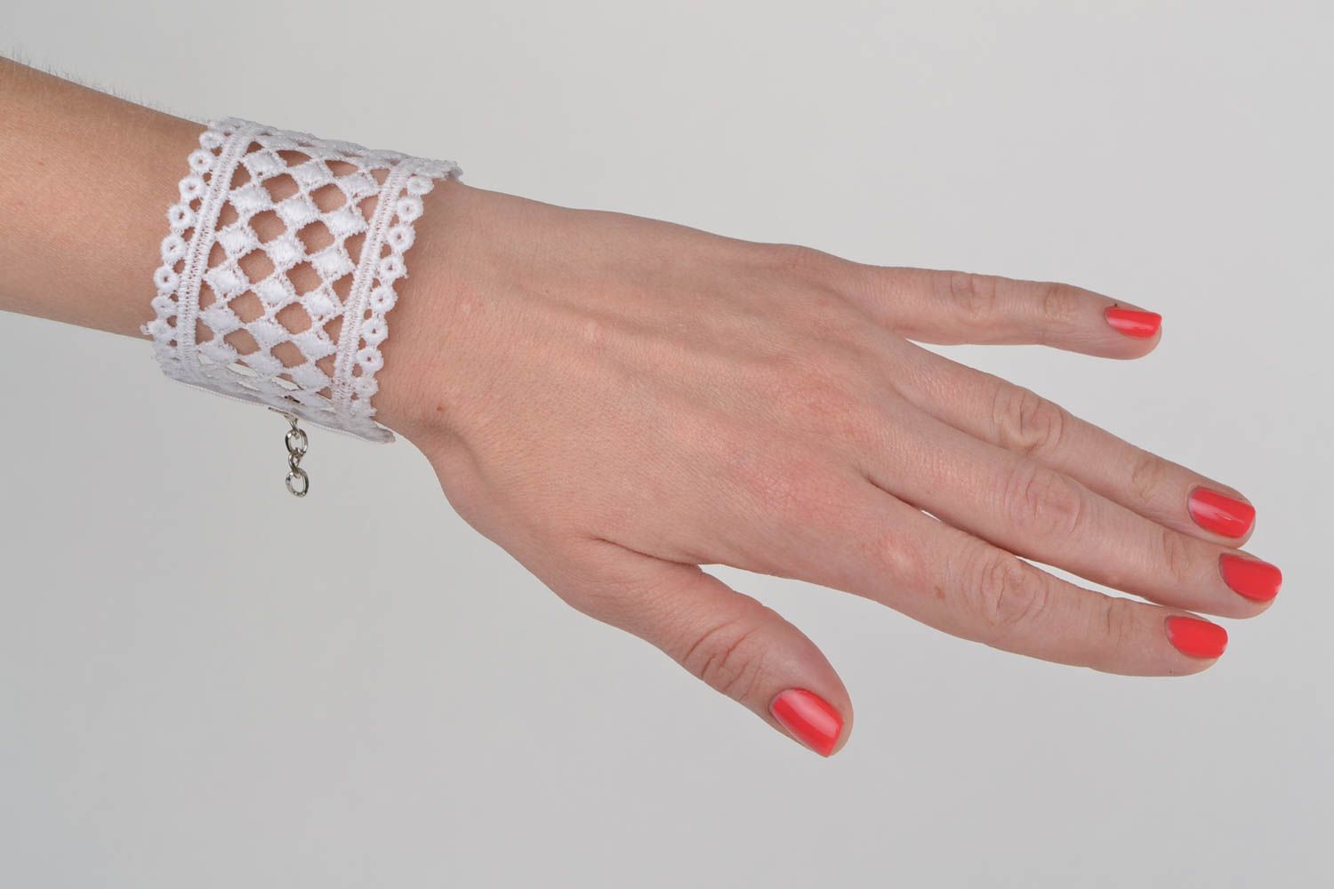 Handgemachtes schönes breites weißes Armband aus Spitze mit Kristall Perle foto 5