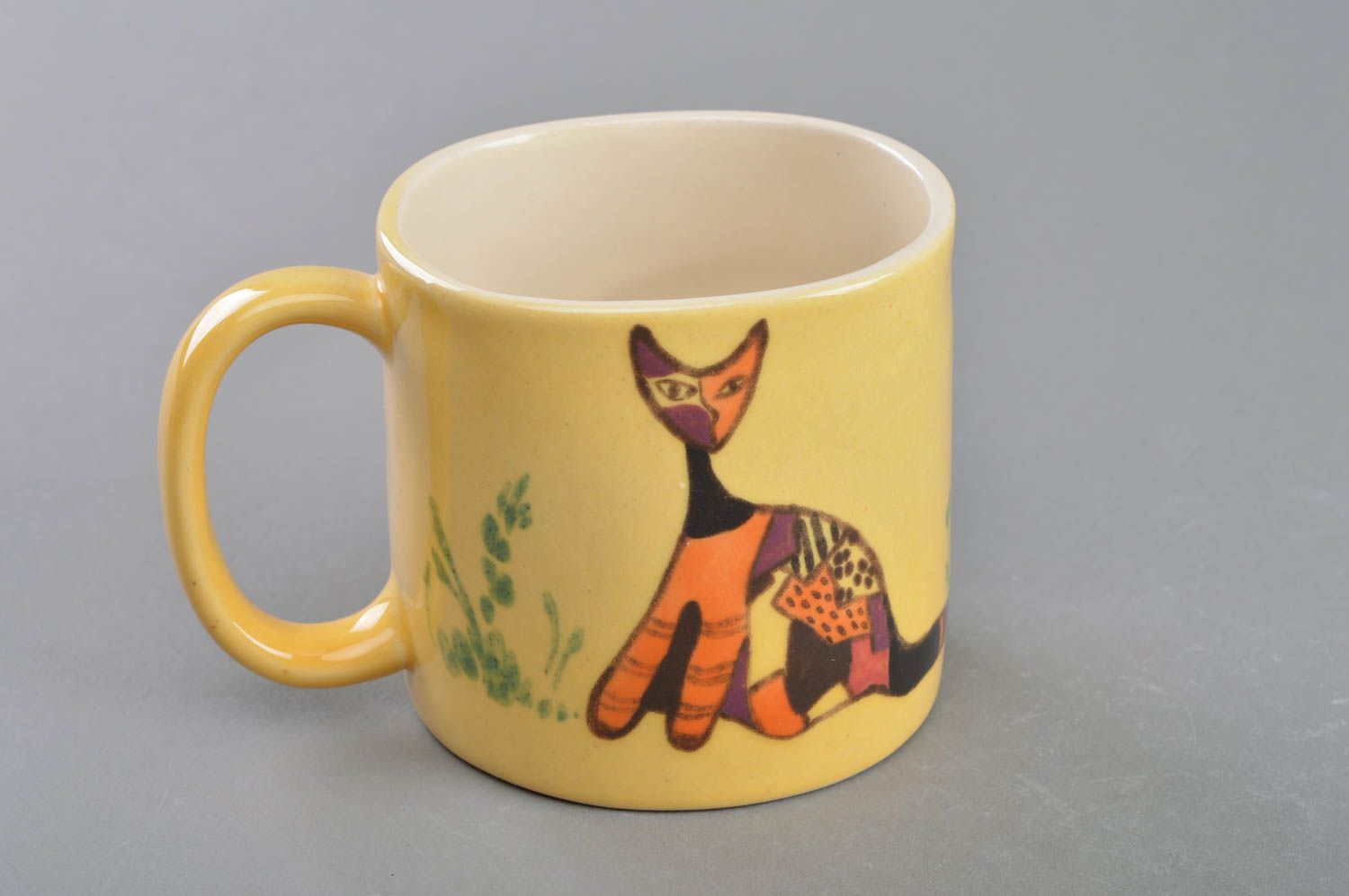 Желтая чашка из фарфора с котом ручной работы расписанная глазурью оригинальная фото 1
