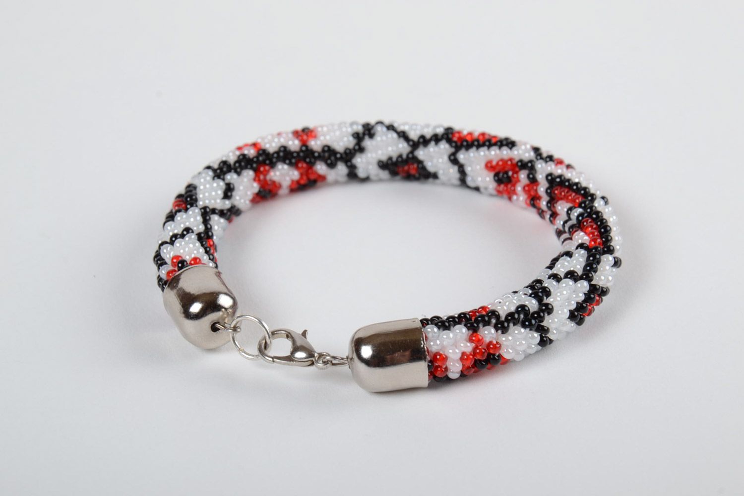 Bracelet en perles de rocaille au crochet blanc rouge noir ethnique fait main photo 2