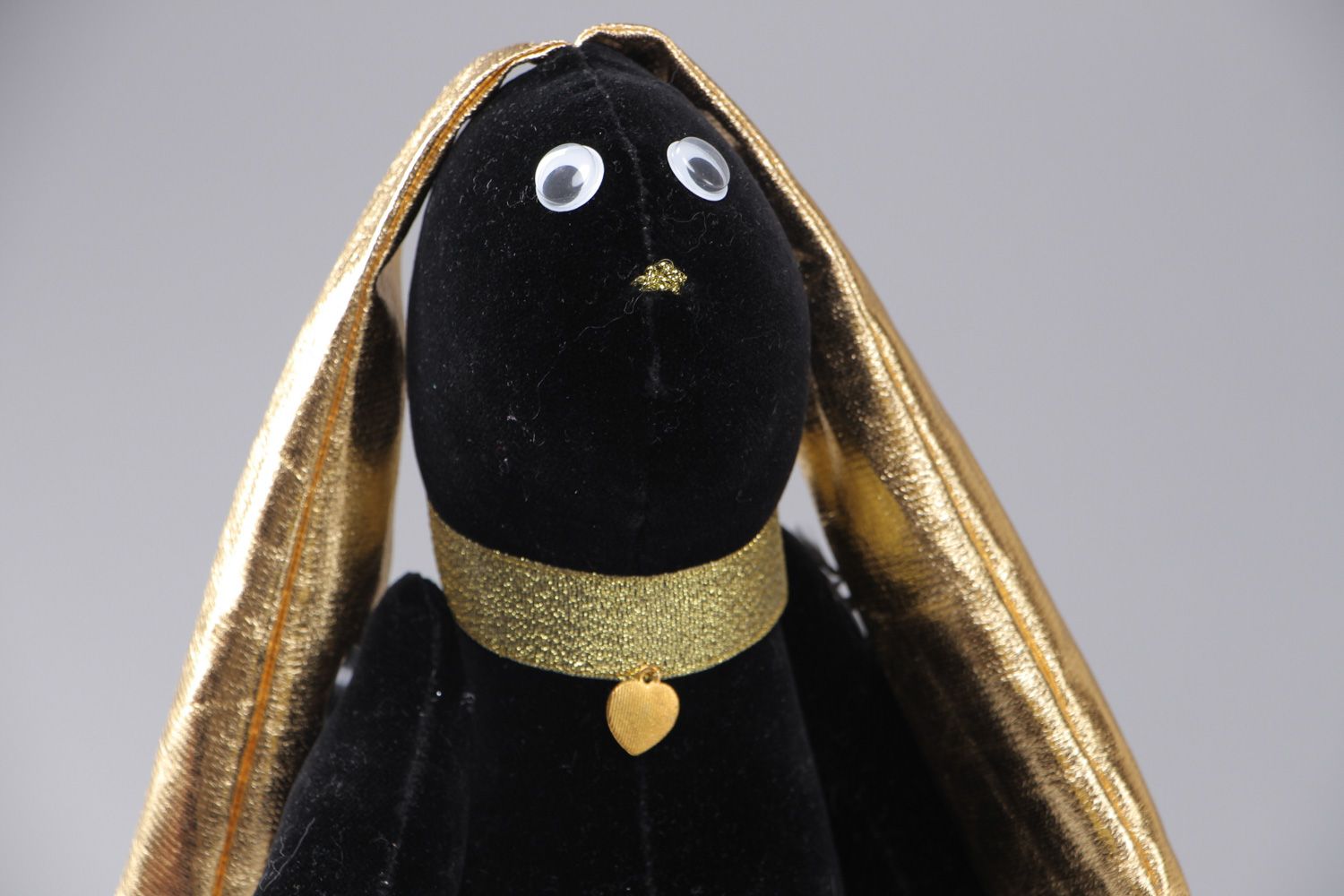 Мягкая игрушка заяц черный с золотыми и длинными ушами для детей из велюра  фото 2