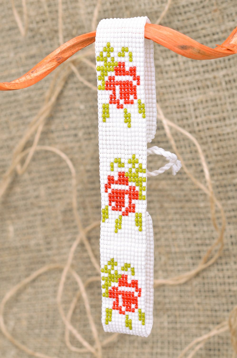 Collar de abalorios checos blanco artesanal en cordones con flores foto 1