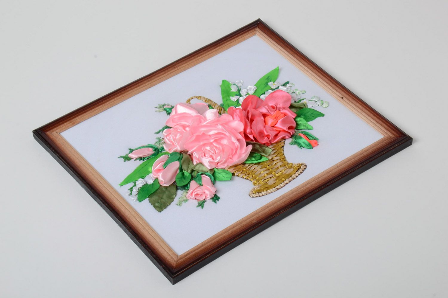 Cuadro bordado con cintas con flores en marco madera bonito artesanal foto 2