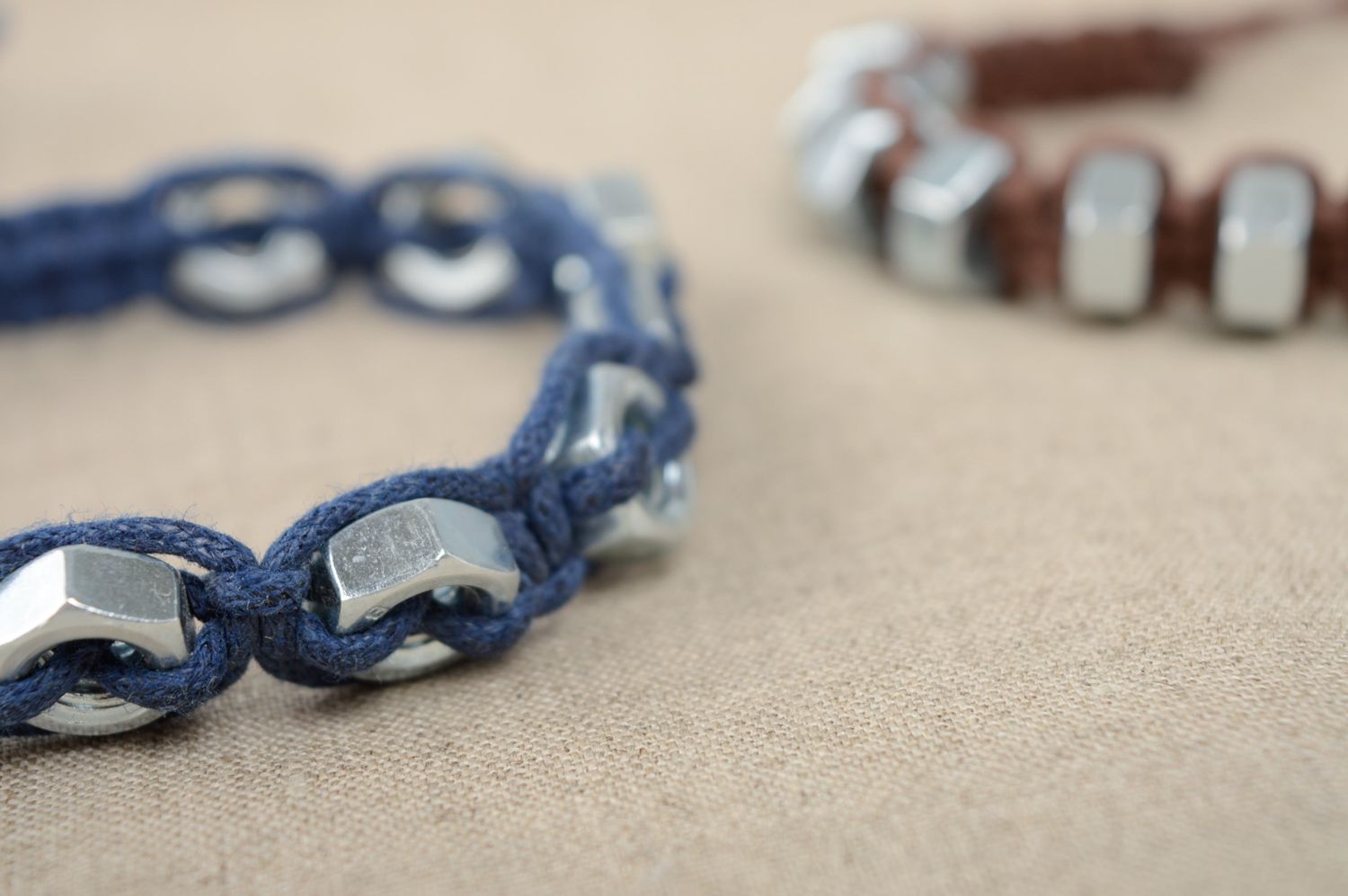 Плетеный браслет макраме из вощеного шнурка и металлических гаек фото 5