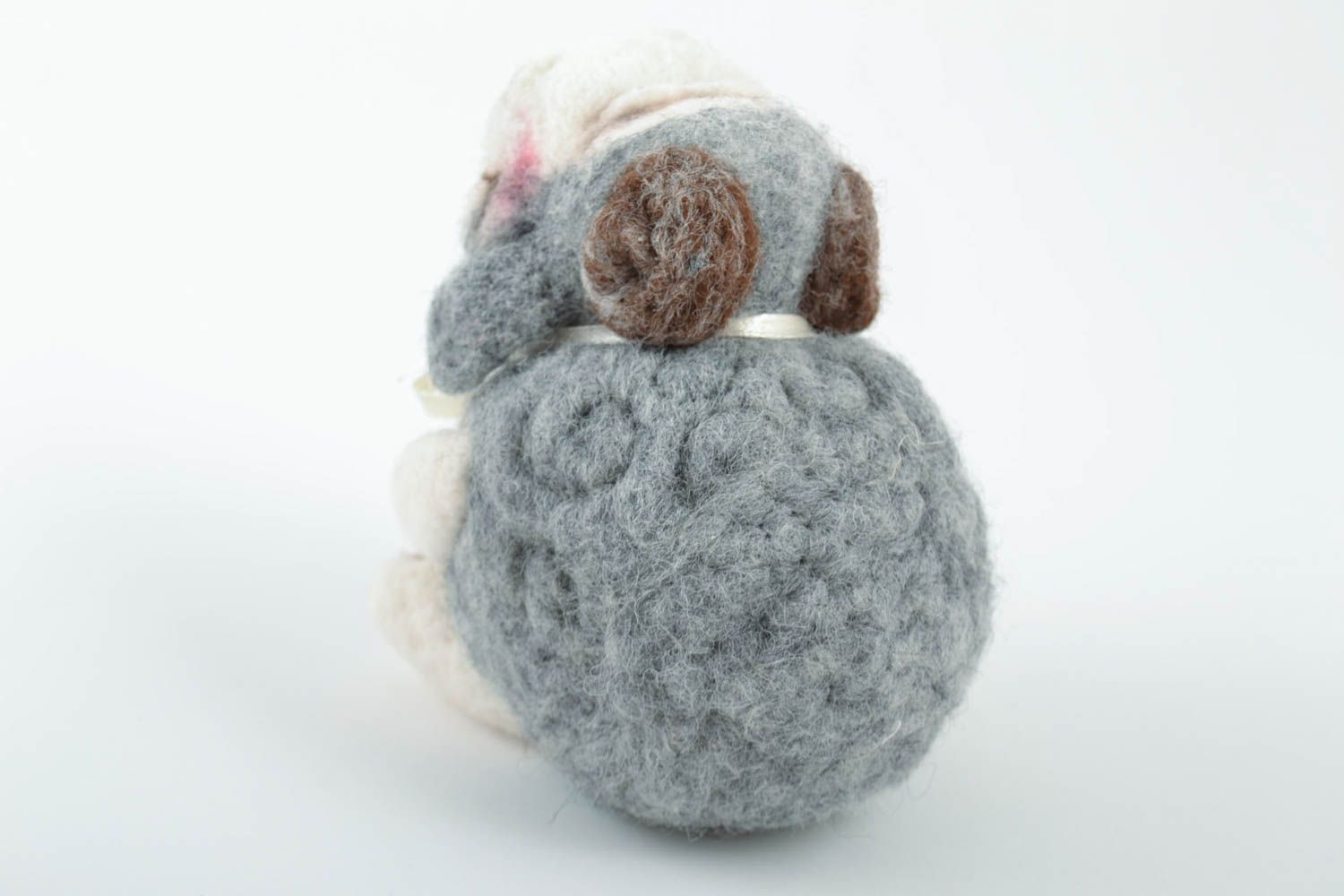 Joli jouet mou fait main gris en laine Mouton technique de feutrage décoration photo 4