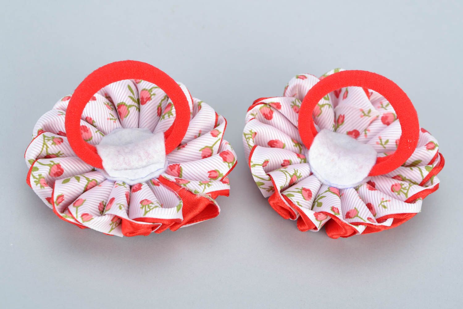Élastiques à cheveux faits main fleurs kanzashi en satin rouge set de 2 pièces photo 4