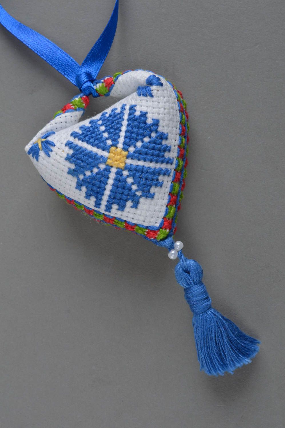 Брелок пендибуль с вышивкой крестиком ручной работы белый с синим красивый фото 3