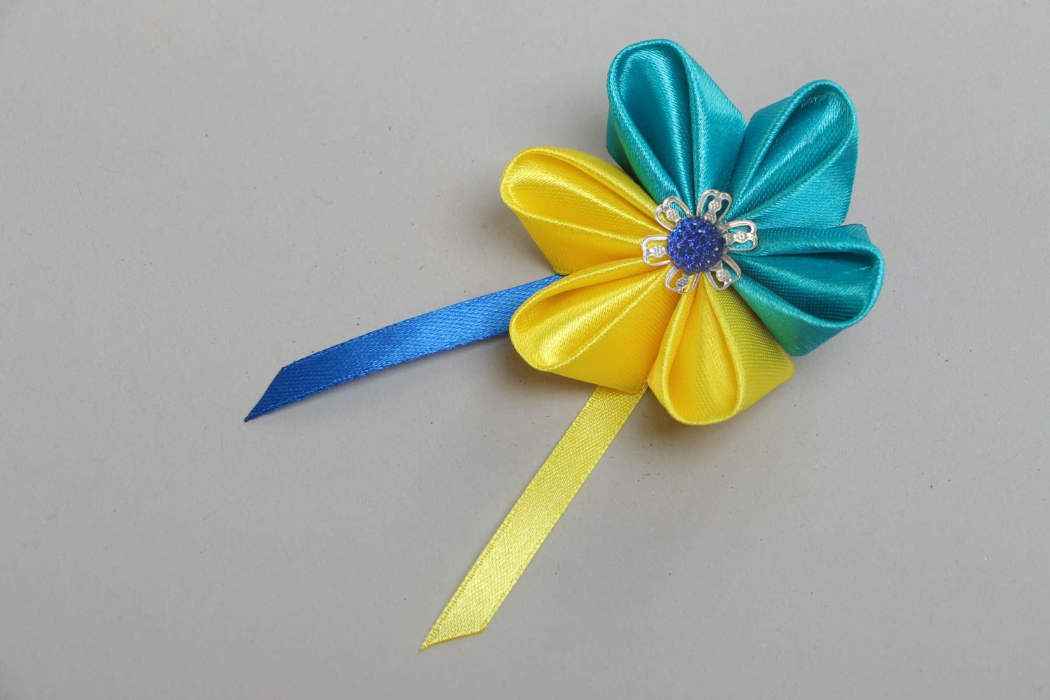 Schöne grelle originelle Textil Brosche Blume aus Atlasbändern blau gelb handmade  foto 2